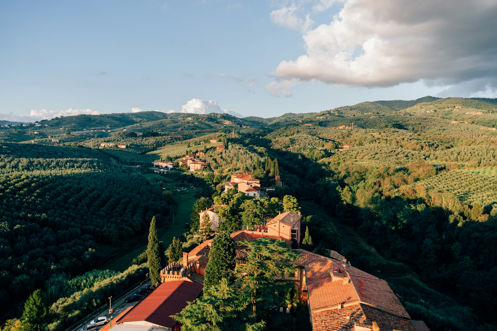 Domaine toscan avec cyprès et collines verdoyantes