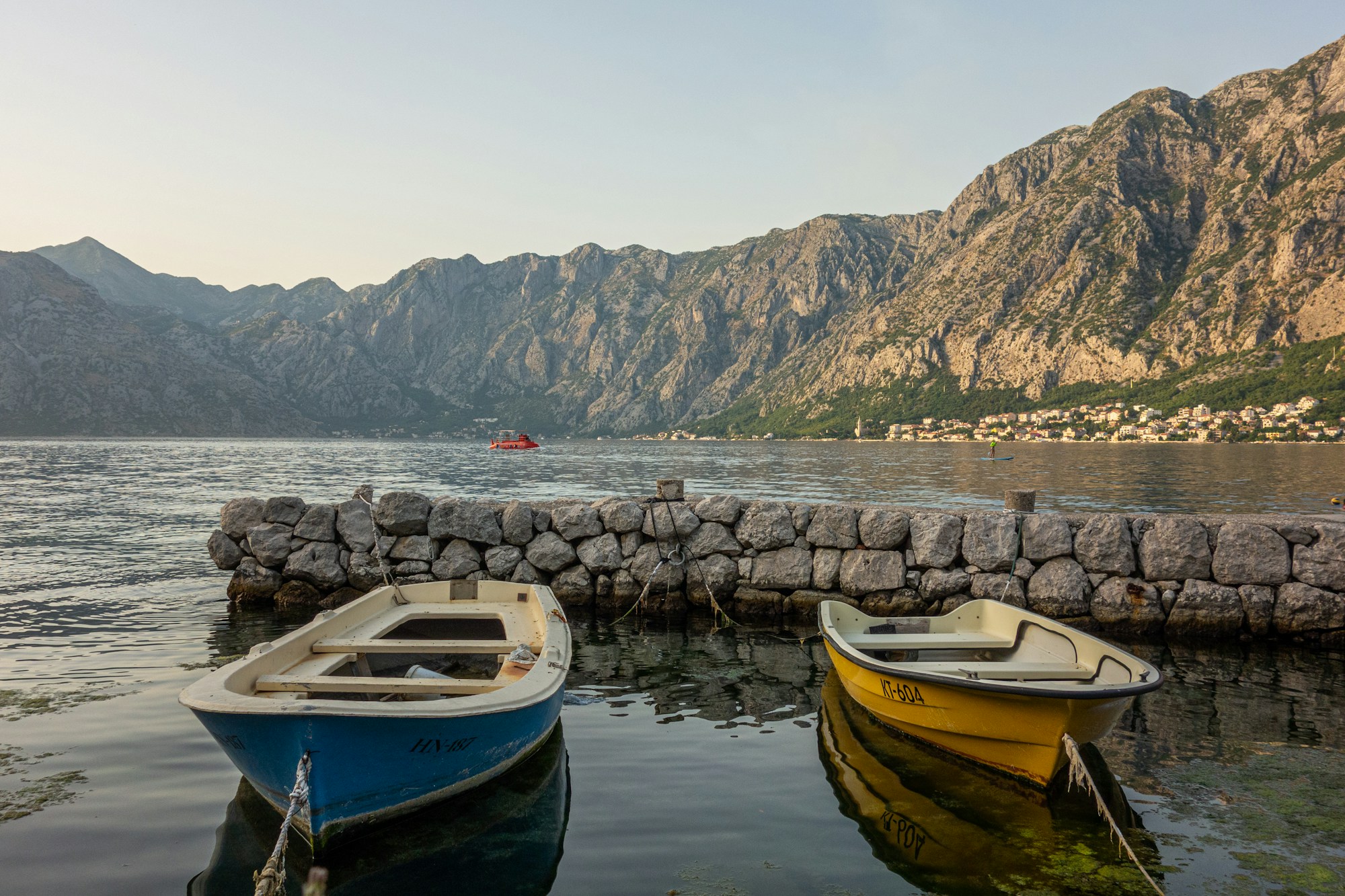 Baie de Kotor entourée de montagnes au Monténégro
