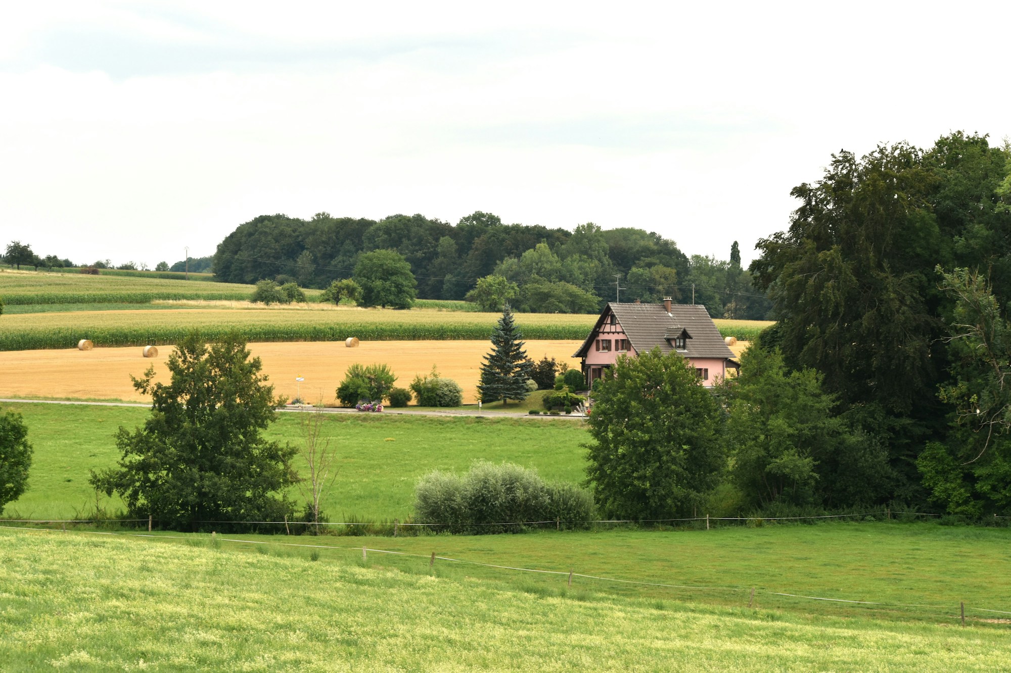 Campagne française, paysage rural verdoyant avec maison de pierre