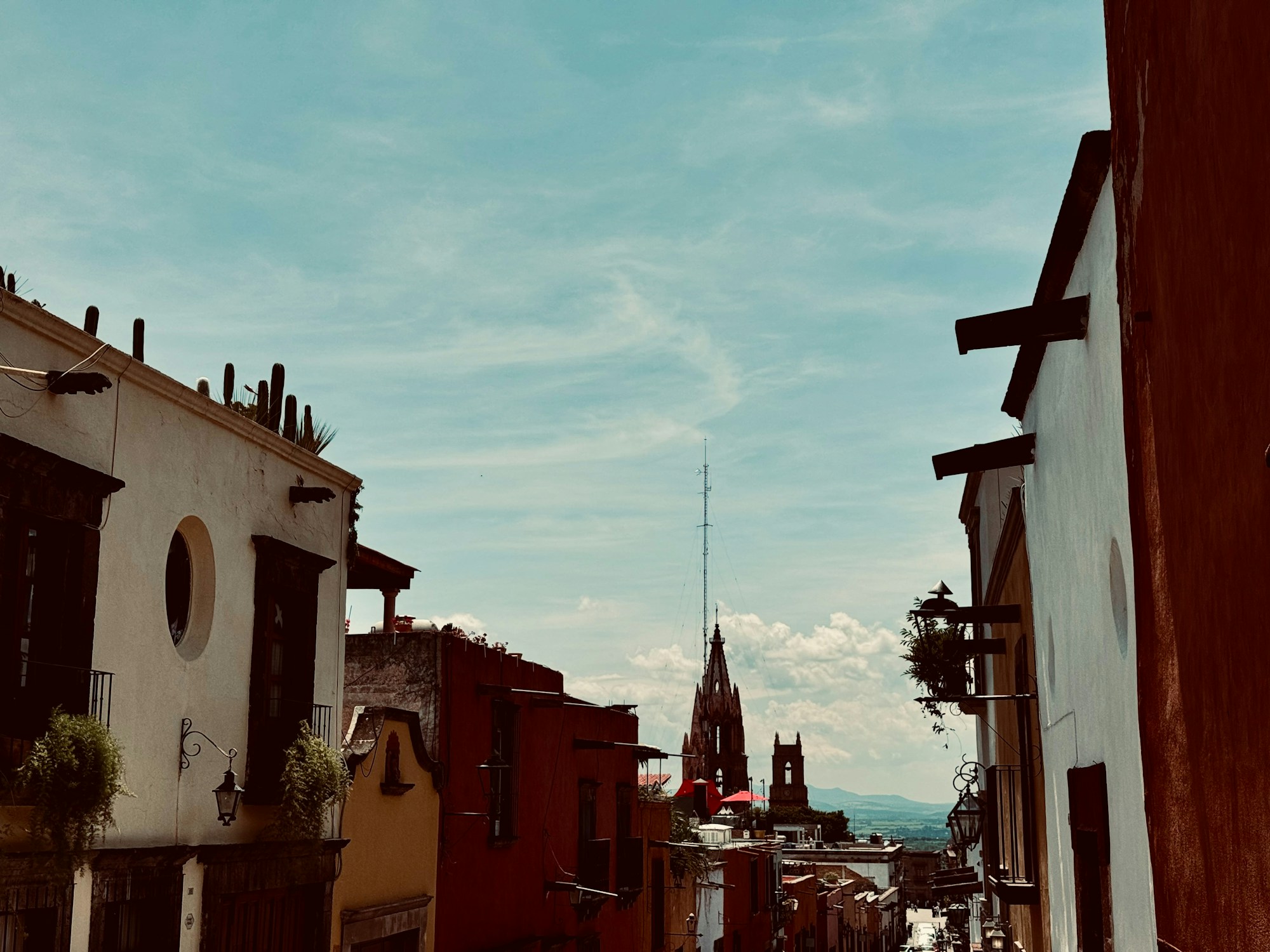 Rue colorée de San Miguel de Allende, Mexique, destination prisée des house sitters