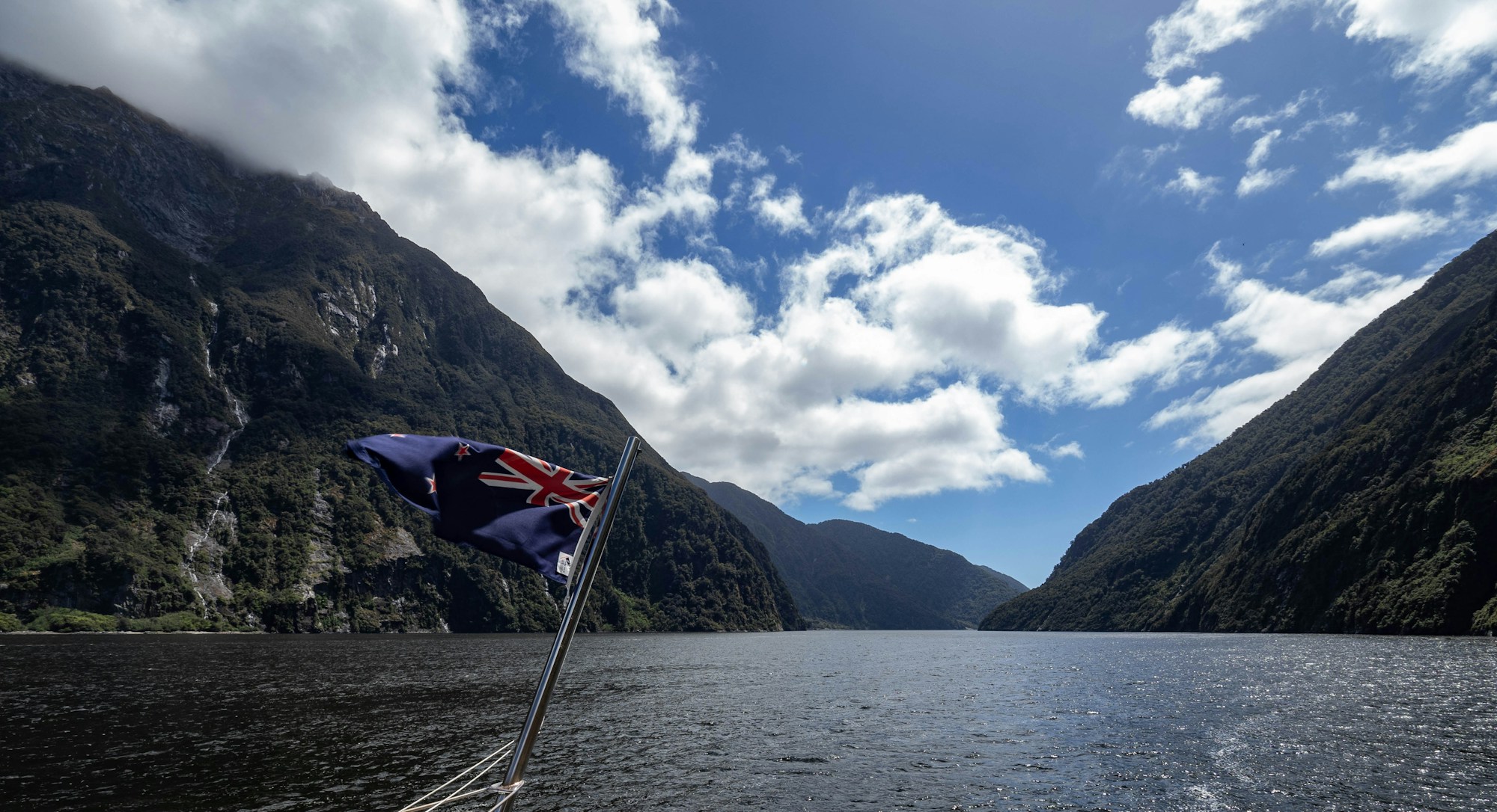 Milford Sound, île du Sud de la Nouvelle-Zélande, paysage de montagnes et fjords