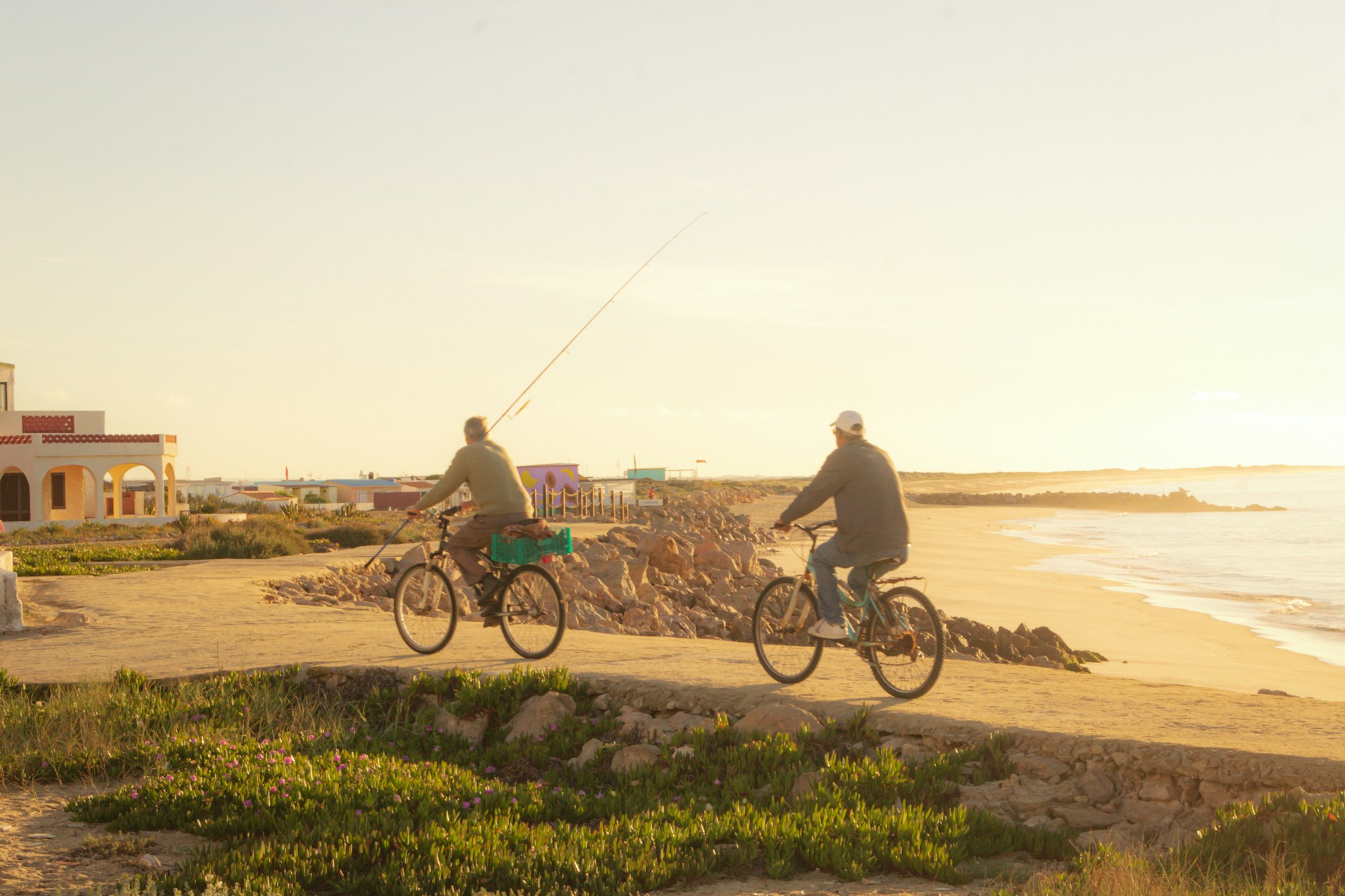 Pêcheurs au coucher du soleil sur l'île de Culatra, Algarve, Portugal
