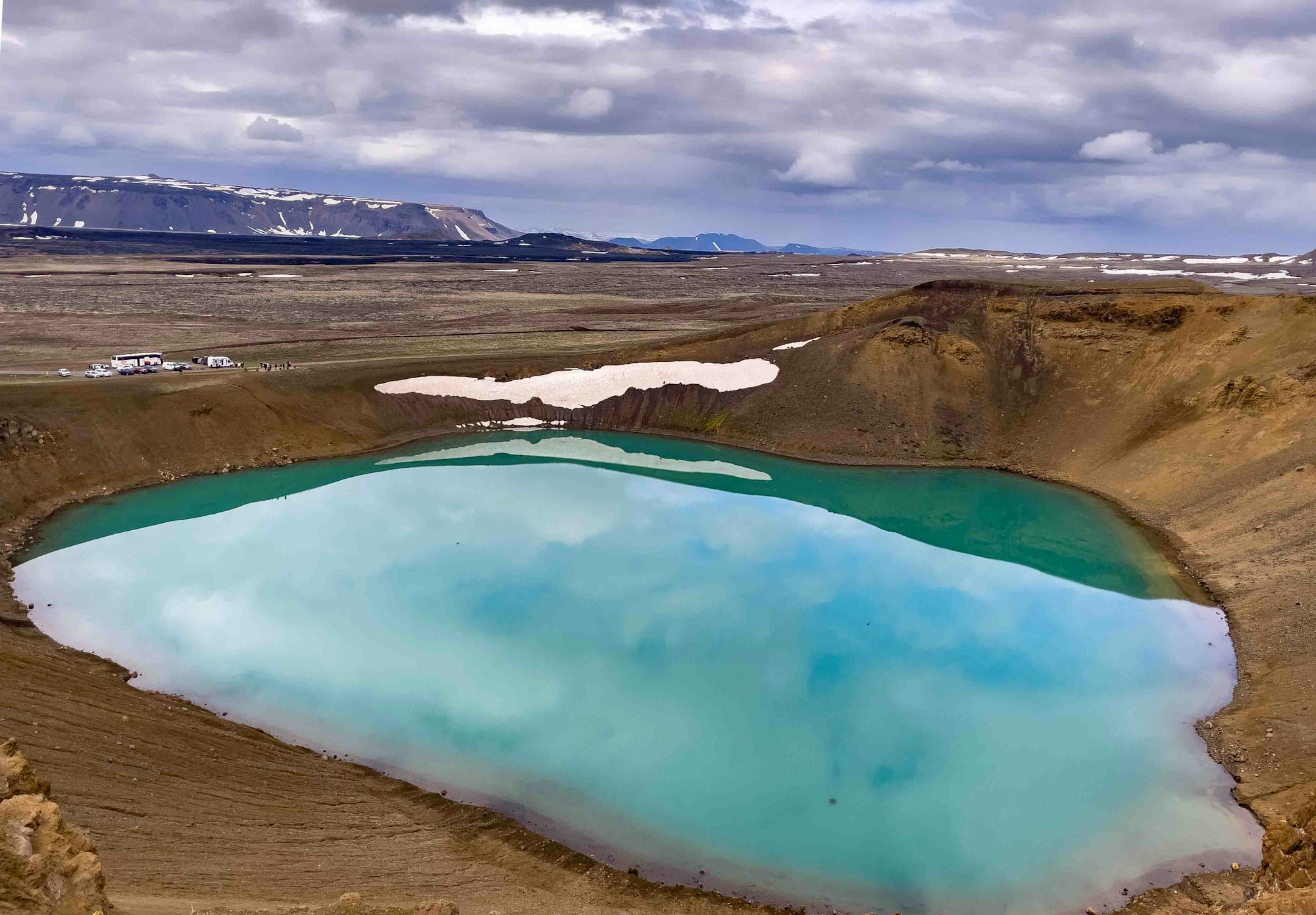 Lac géothermique turquoise dans le cratère volcanique Víti en Islande, illustration de l'activité thermale unique de l'île nordique