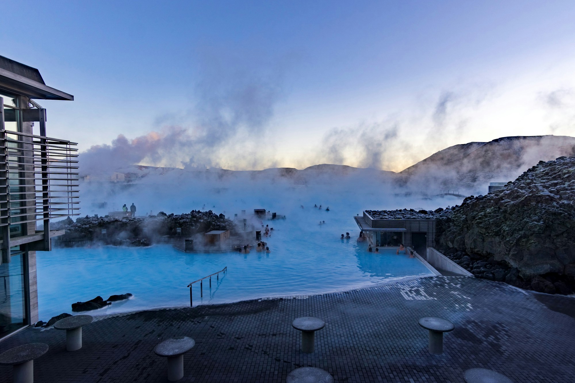 Blaue Lagune auf Island mit Dampf und Sonnenuntergang