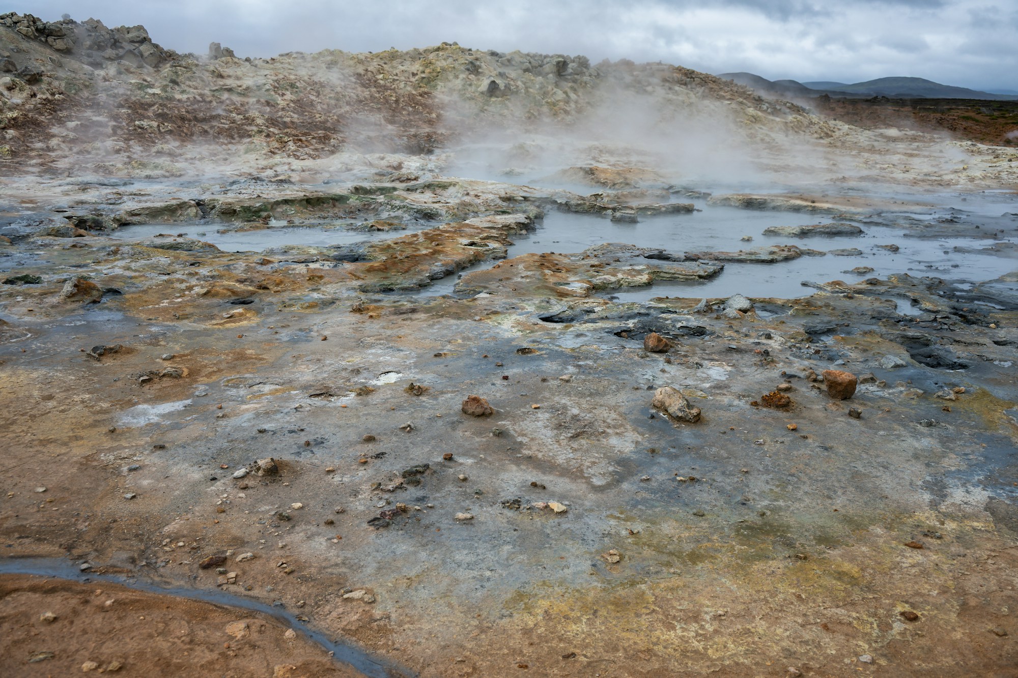 Sources géothermales fumantes en Islande — solo travel bien-être et introspection dans les grands espaces