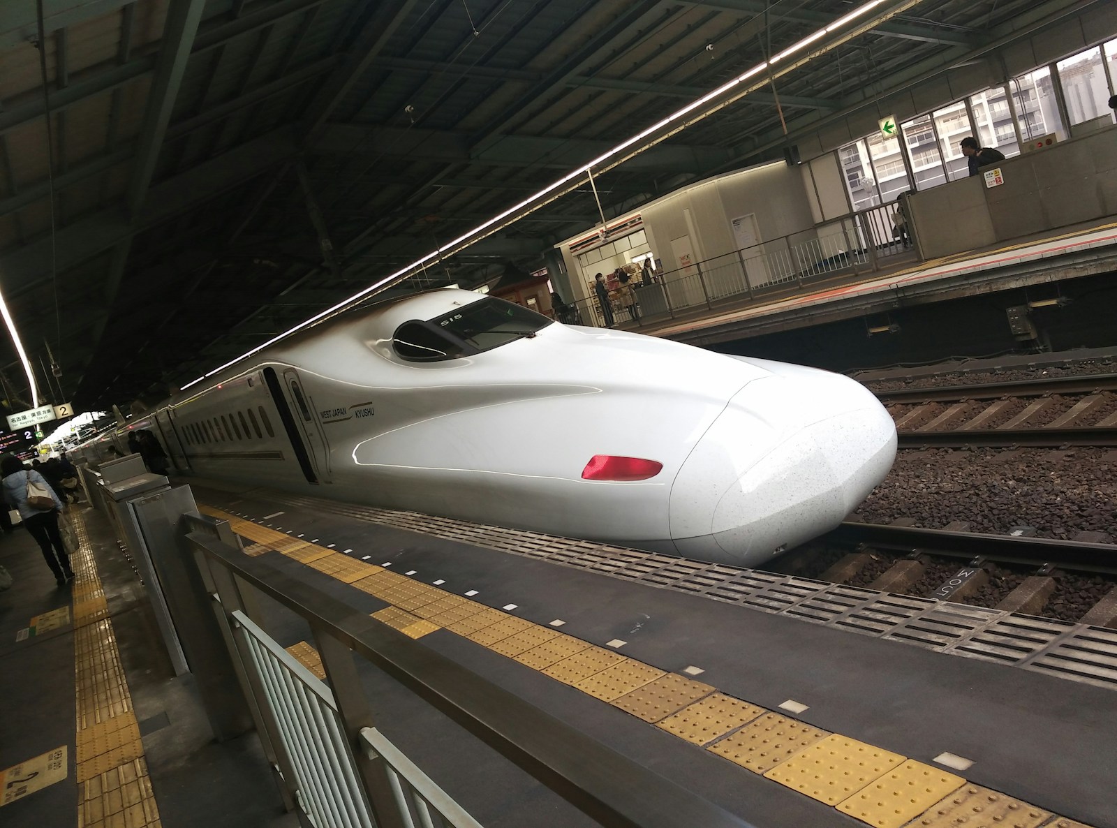 Shinkansen japonais en gare — train à grande vitesse du Japon, réforme JR Pass 2026