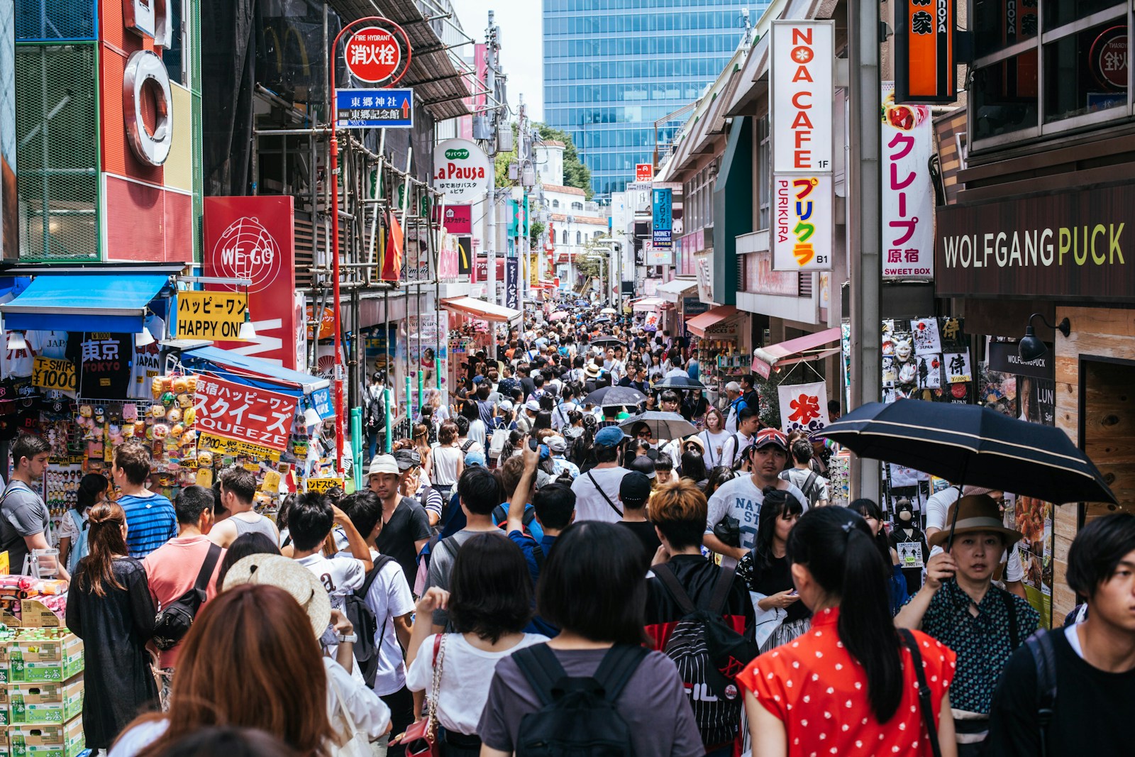 Rue animée de Tokyo avec ses enseignes lumineuses et boutiques — shopping au Japon 2026