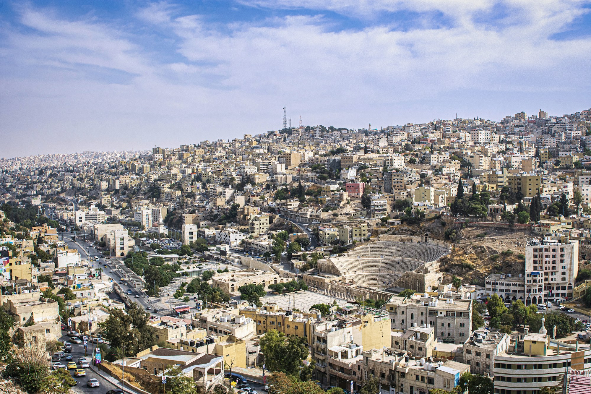 Vue panoramique sur Amman depuis la Citadelle — capitale jordanienne sous un ciel dégagé
