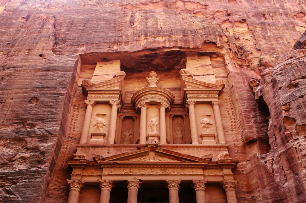 Le Trésor (Al-Khazneh) de Pétra, Jordanie : façade rose sculptée dans la roche grésière nabatéenne