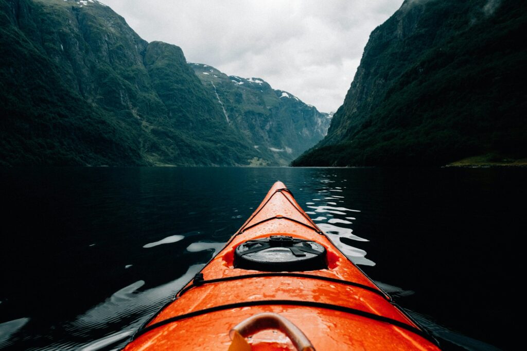 Kayak de fjord dans le Nærøyfjord à Gudvangen, Norvège
