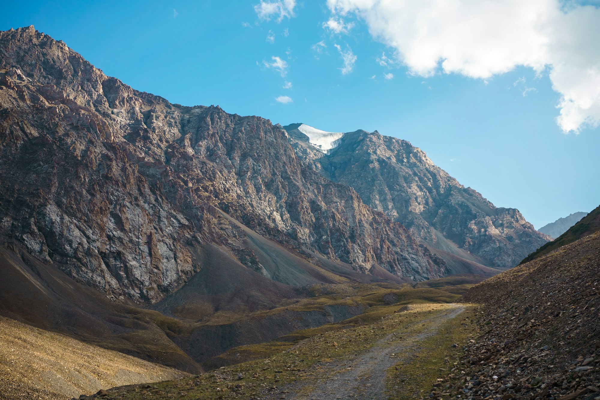 Vallée glaciaire spectaculaire dans le Tian Shan kirghiz