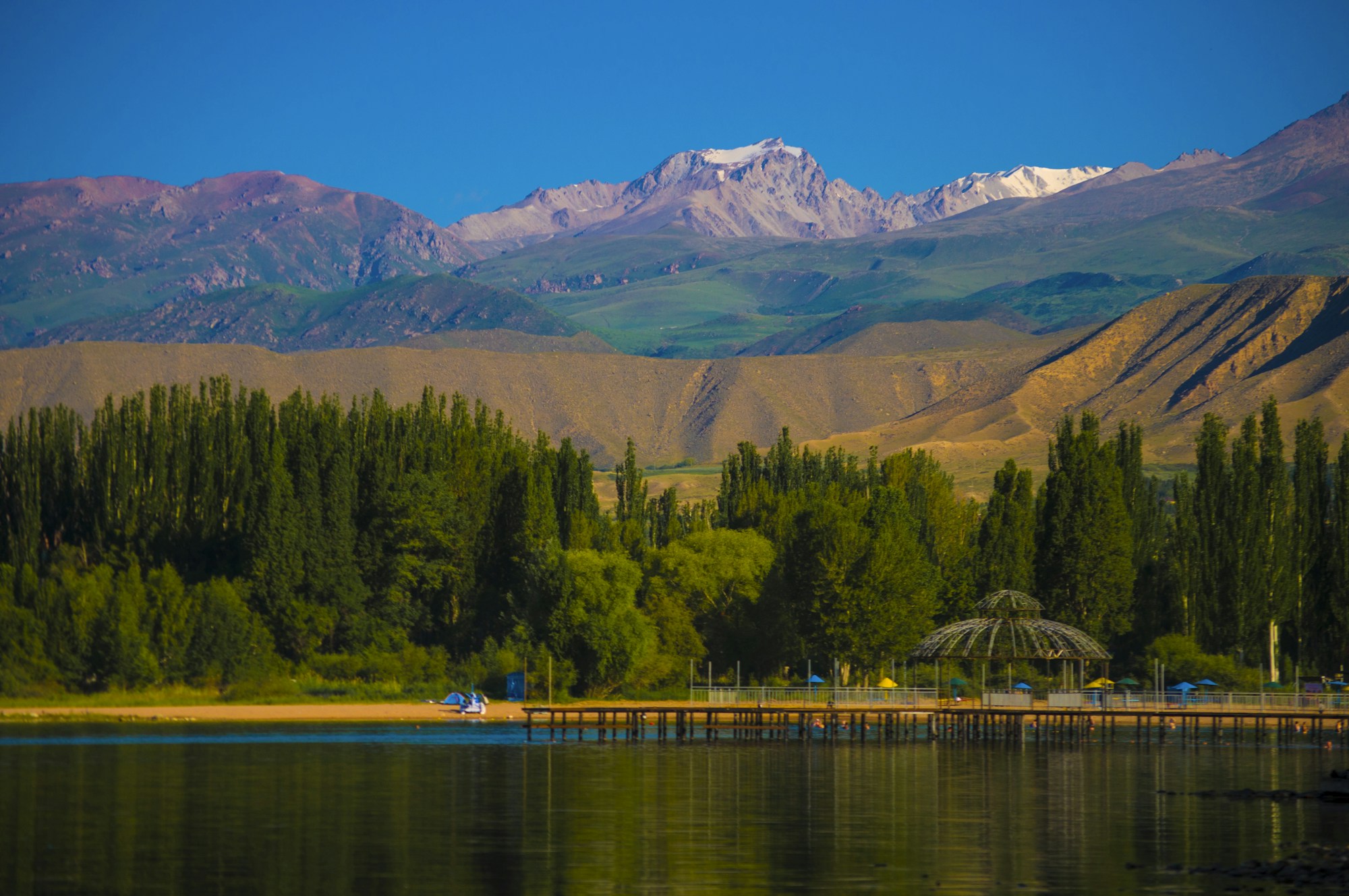 Lac Song-Kul avec ses montagnes environnantes au Kirghizistan
