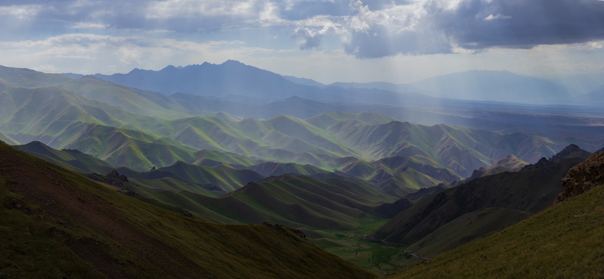 Montagnes verdoyantes du Tian Shan kirghiz vue panoramique