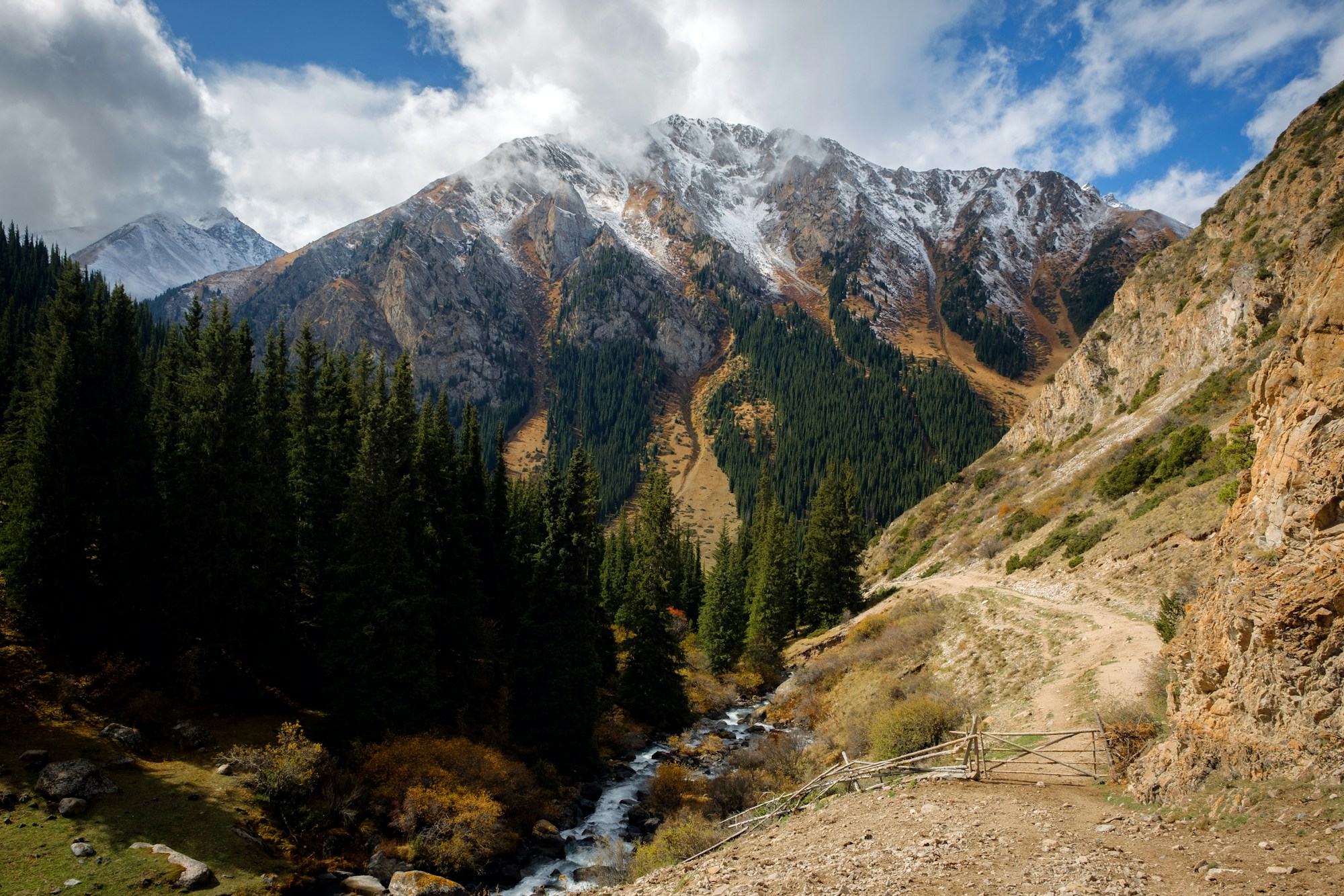 Rivière dans une vallée de montagnes au Kirghizistan, région de Naryn