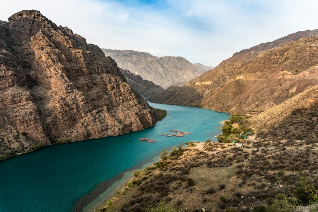 Montagne rocheuse et lac turquoise au Kirghizistan - Riviere Naryn