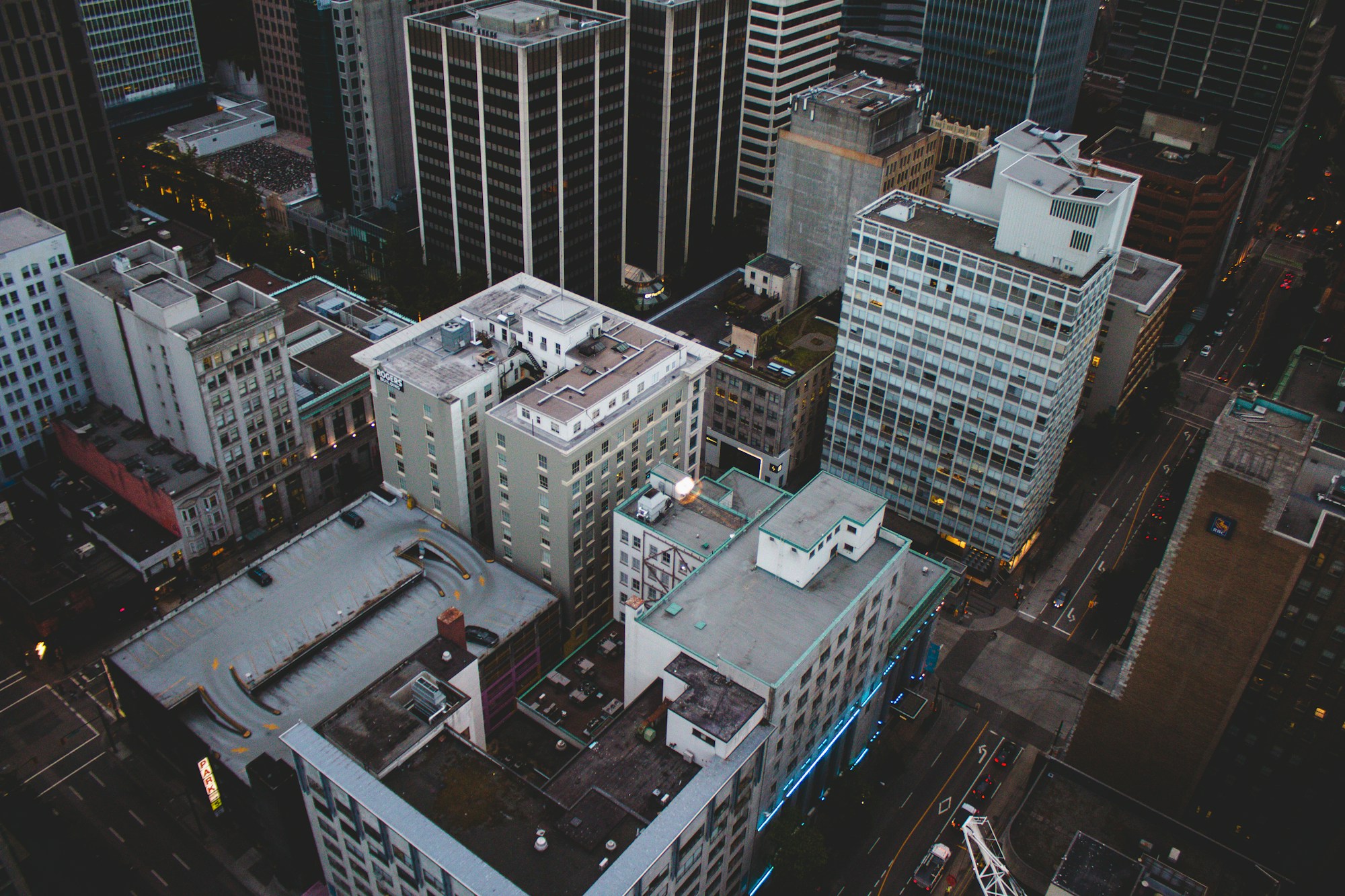 Vue panoramique sur Vancouver depuis le Vancouver Lookout, avec le port et les montagnes North Shore