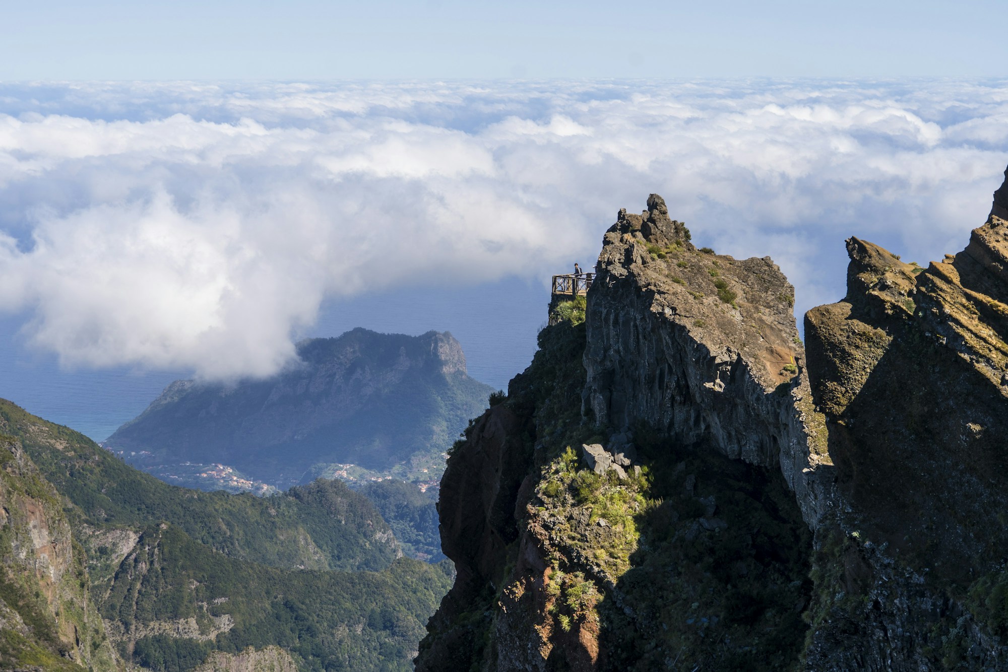 PR1 hike between Pico do Arieiro and Pico Ruivo in Madeira, trail above the clouds