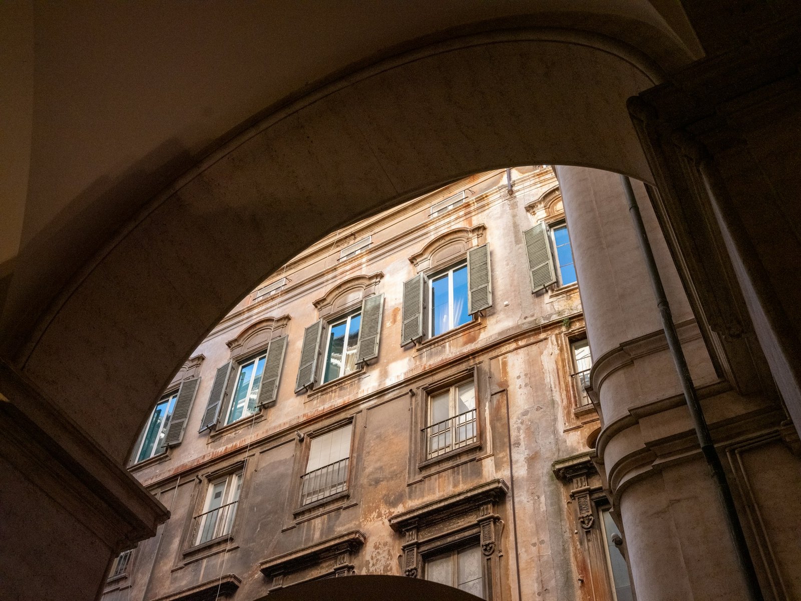 Arquitectura histórica oculta en Milán, lugar secreto del Fuorisalone Alcova 2026