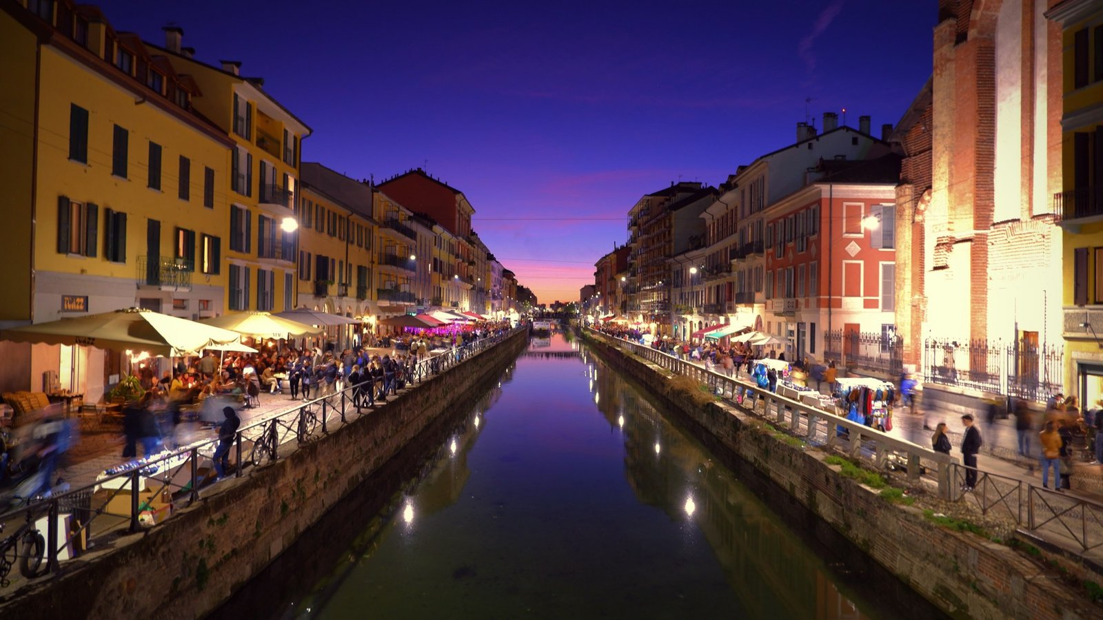 Canal de los Navigli en Milán, corazón del aperitivo y la vida nocturna milanesa