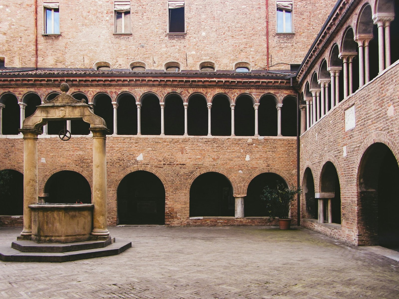 Patio interior de un palazzo histórico en el barrio de Brera de Milán