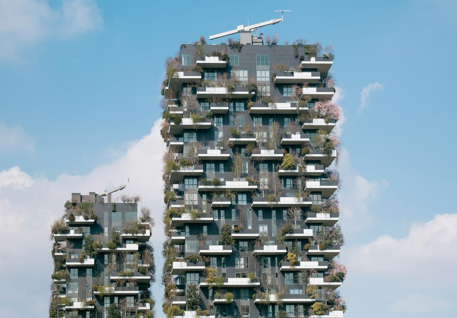 Instalación artística en las calles de Milán durante el Fuorisalone 2026