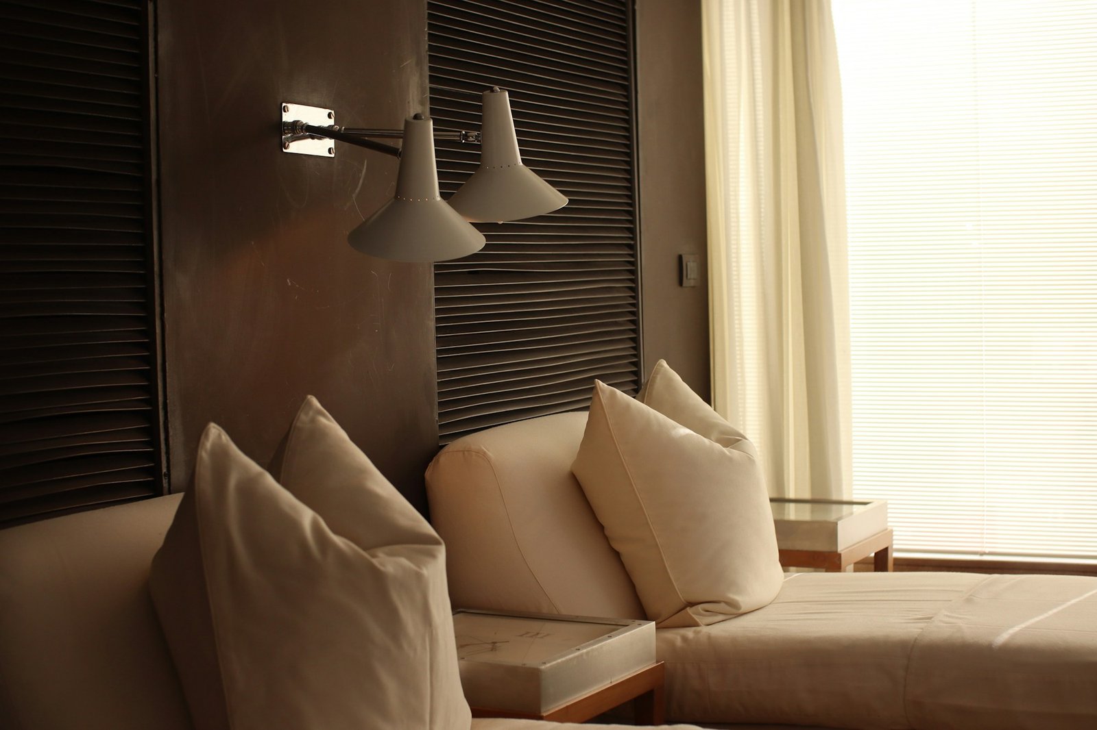 Habitación de hotel de diseño en Milán con decoración italiana contemporánea