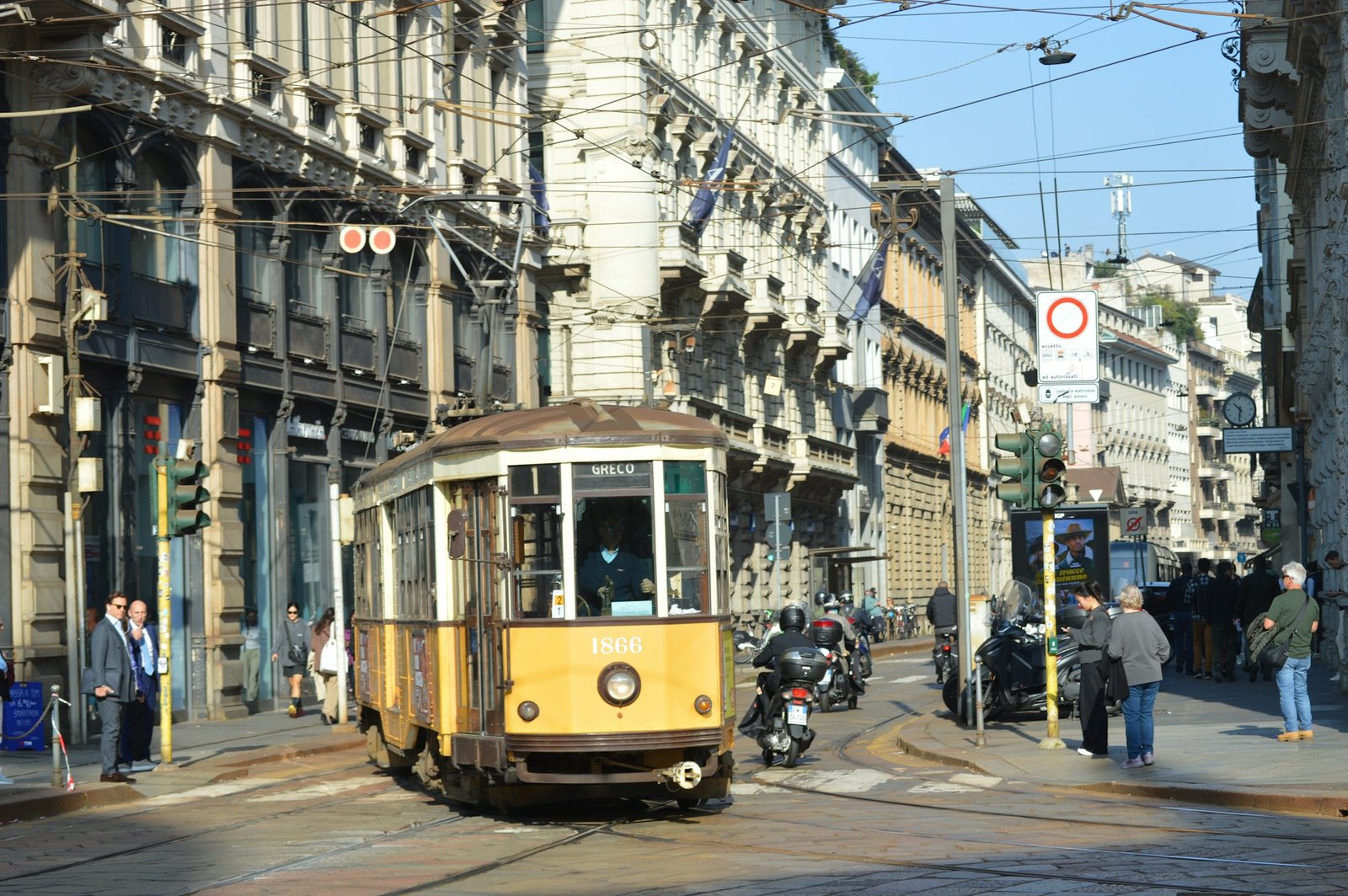 Tranvía amarillo de Milán, transporte público práctico durante la Design Week