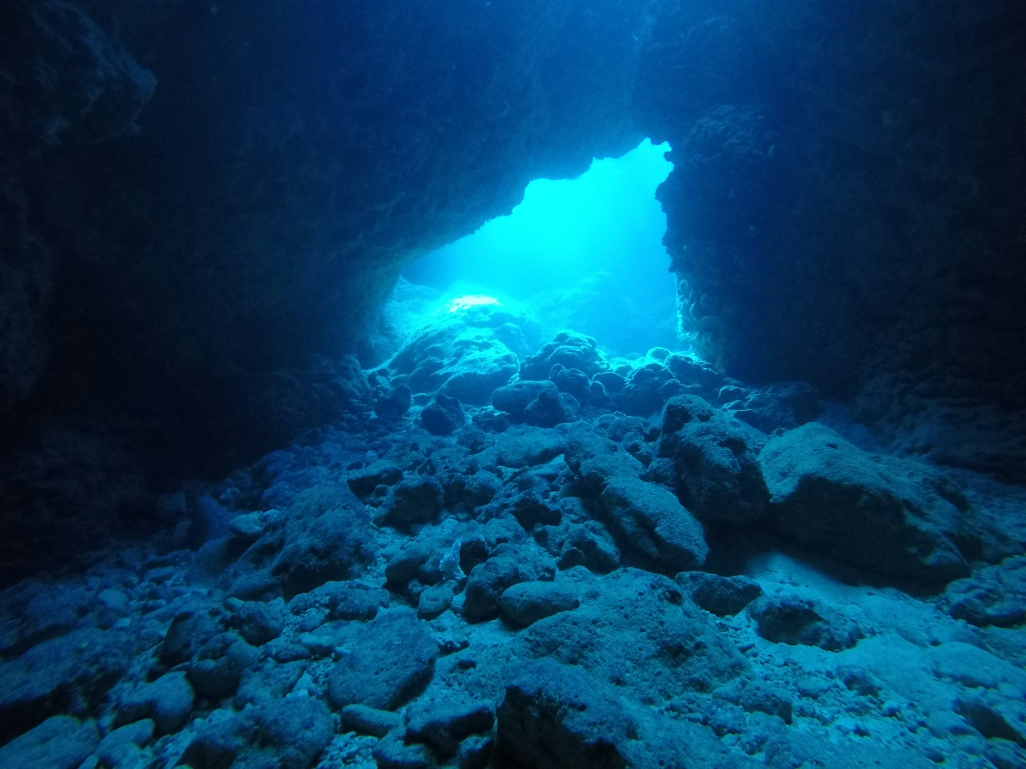 Grotte sous-marine à Miyako-jima avec eau cristalline