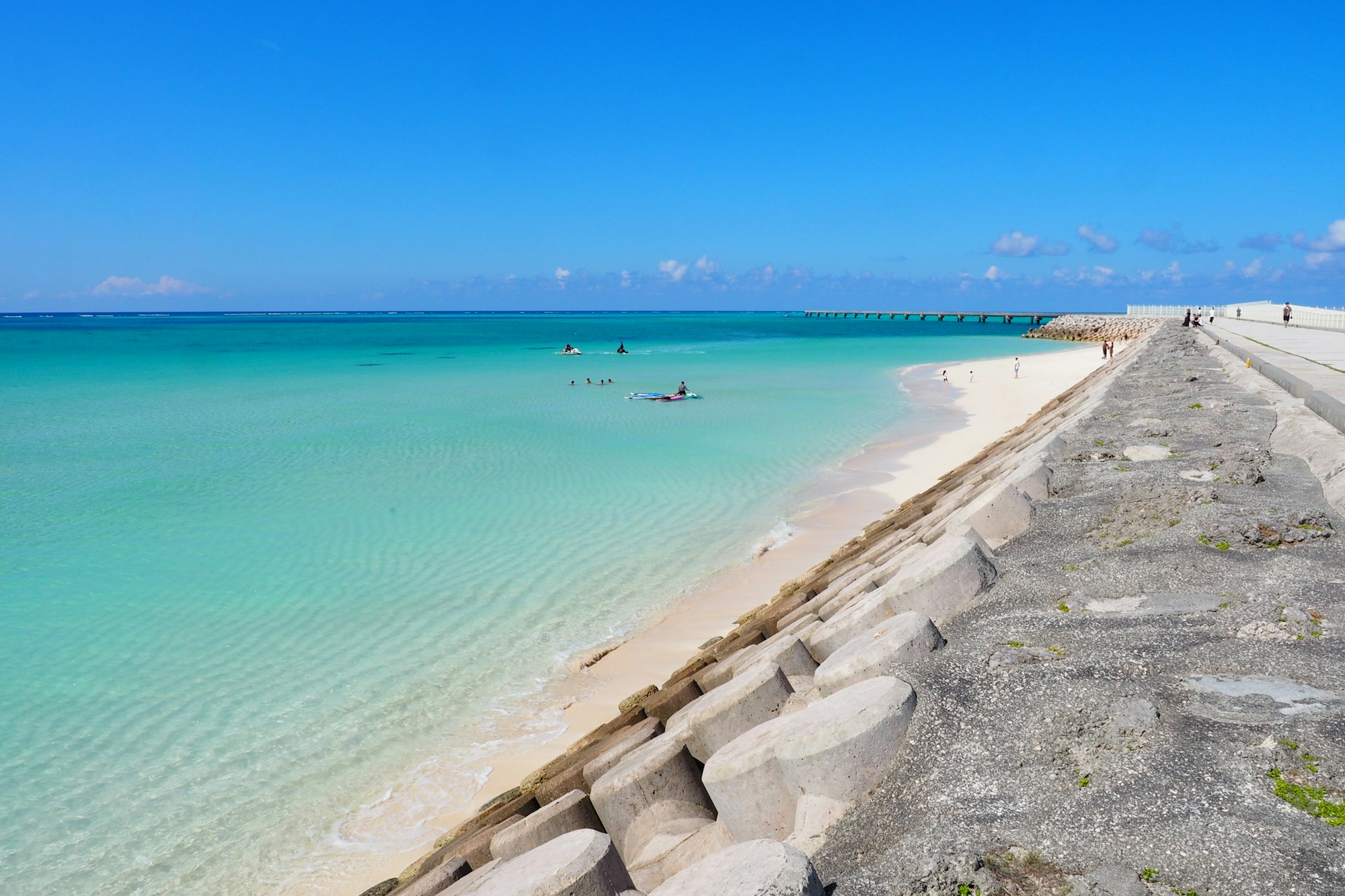 Vue panoramique de la côte de Miyako-jima avec eau turquoise