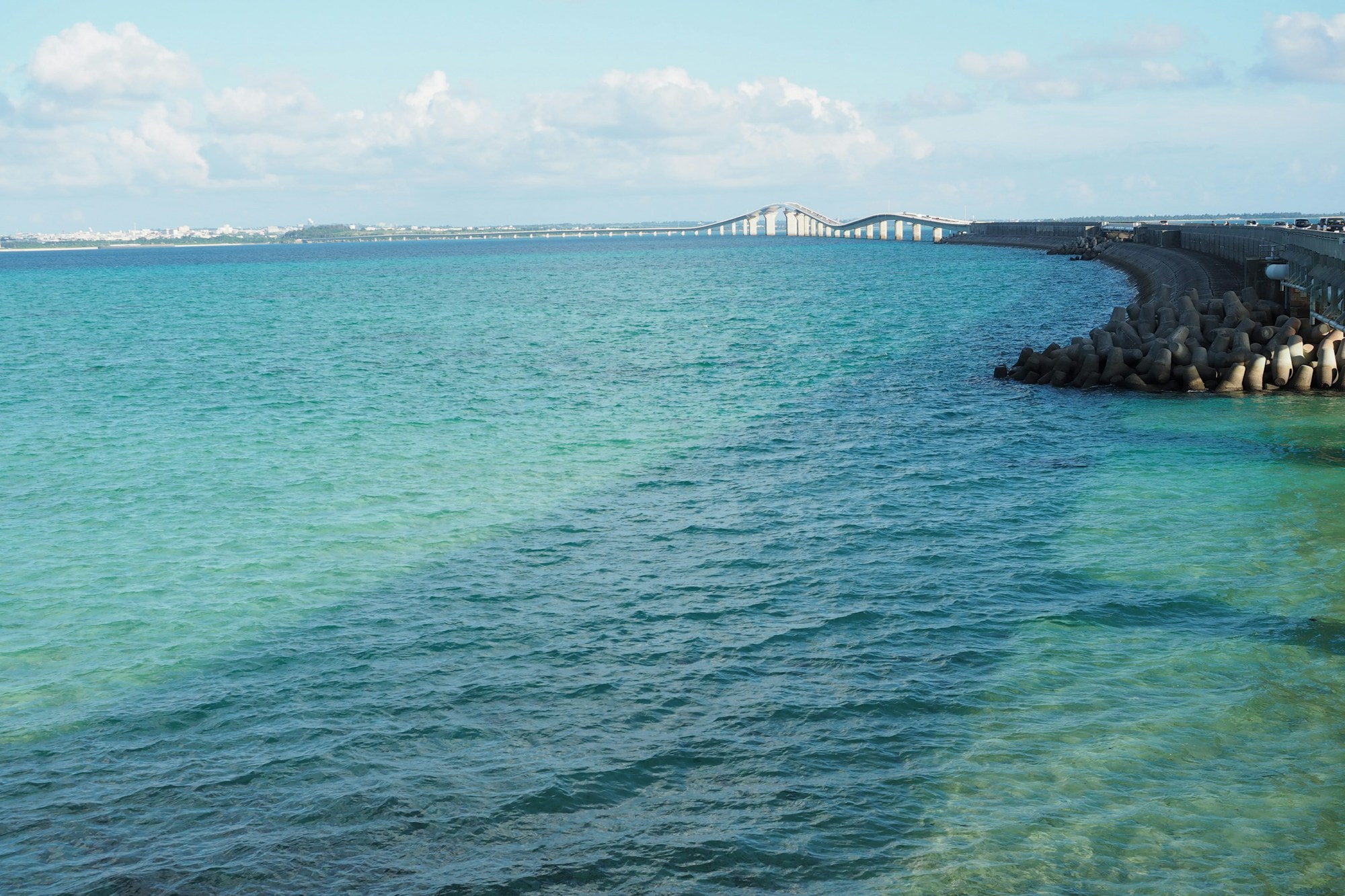 Pont d'Ikema et mer turquoise de Miyako-jima vue au loin