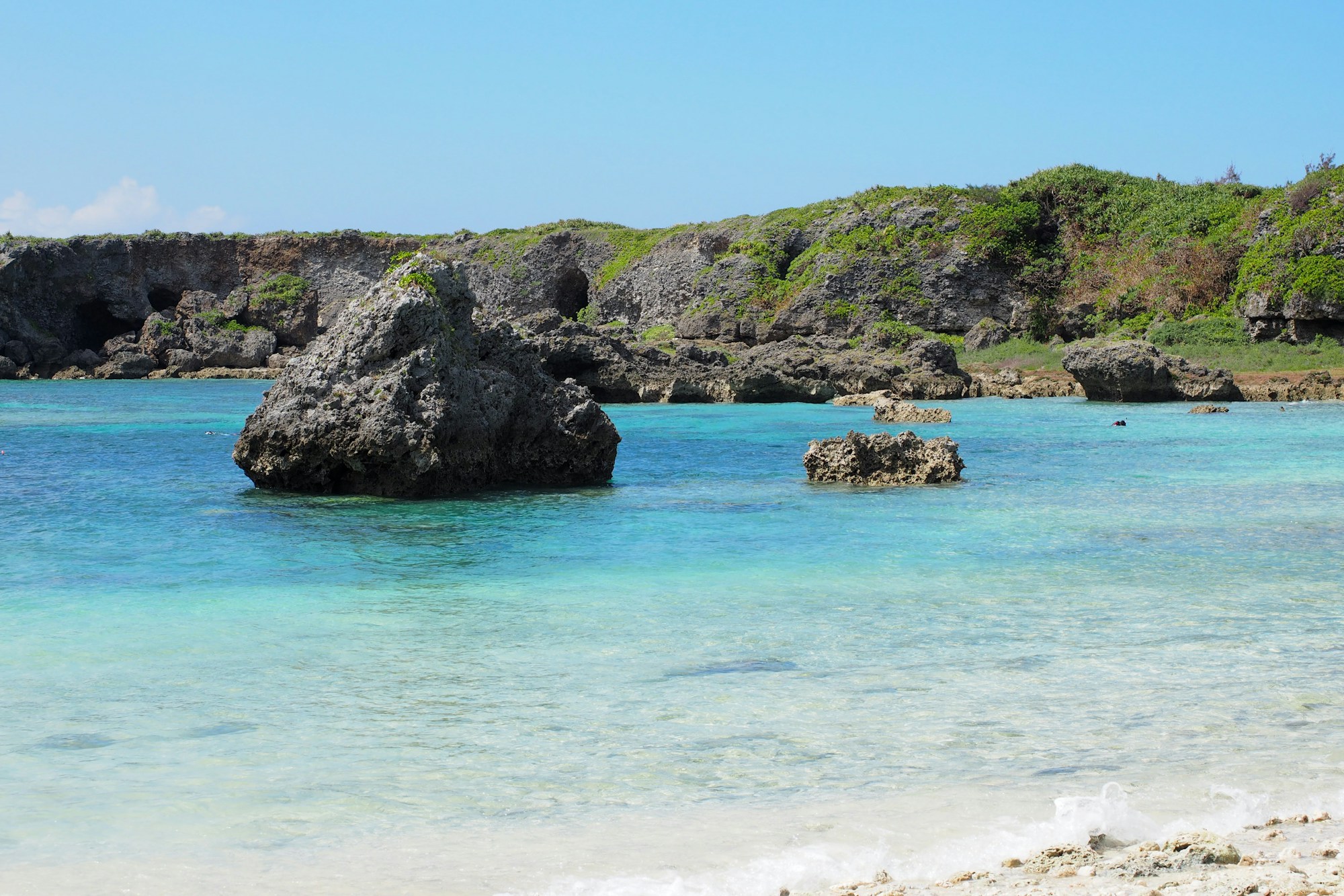 Plage de Sunayama à Miyako-jima avec rochers et végétation tropicale