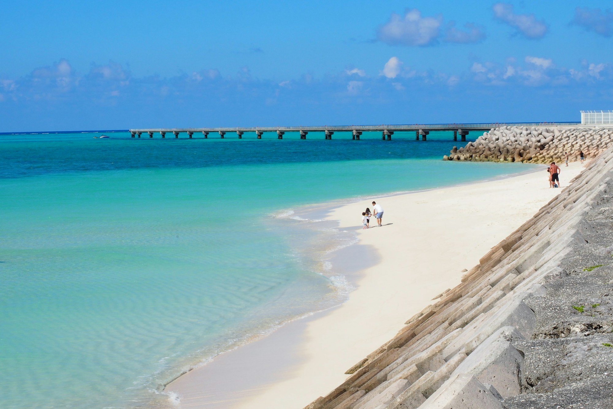Plage de Yonaha Maehama à Miyako-jima avec sable blanc et eau turquoise