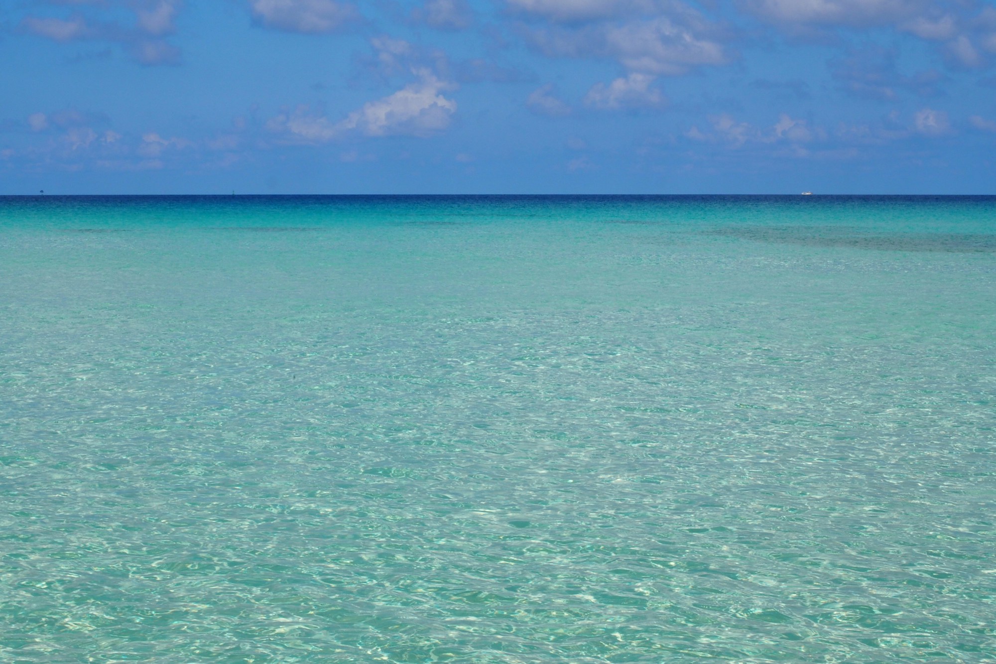 Eaux turquoise de Miyako-jima avec ciel bleu