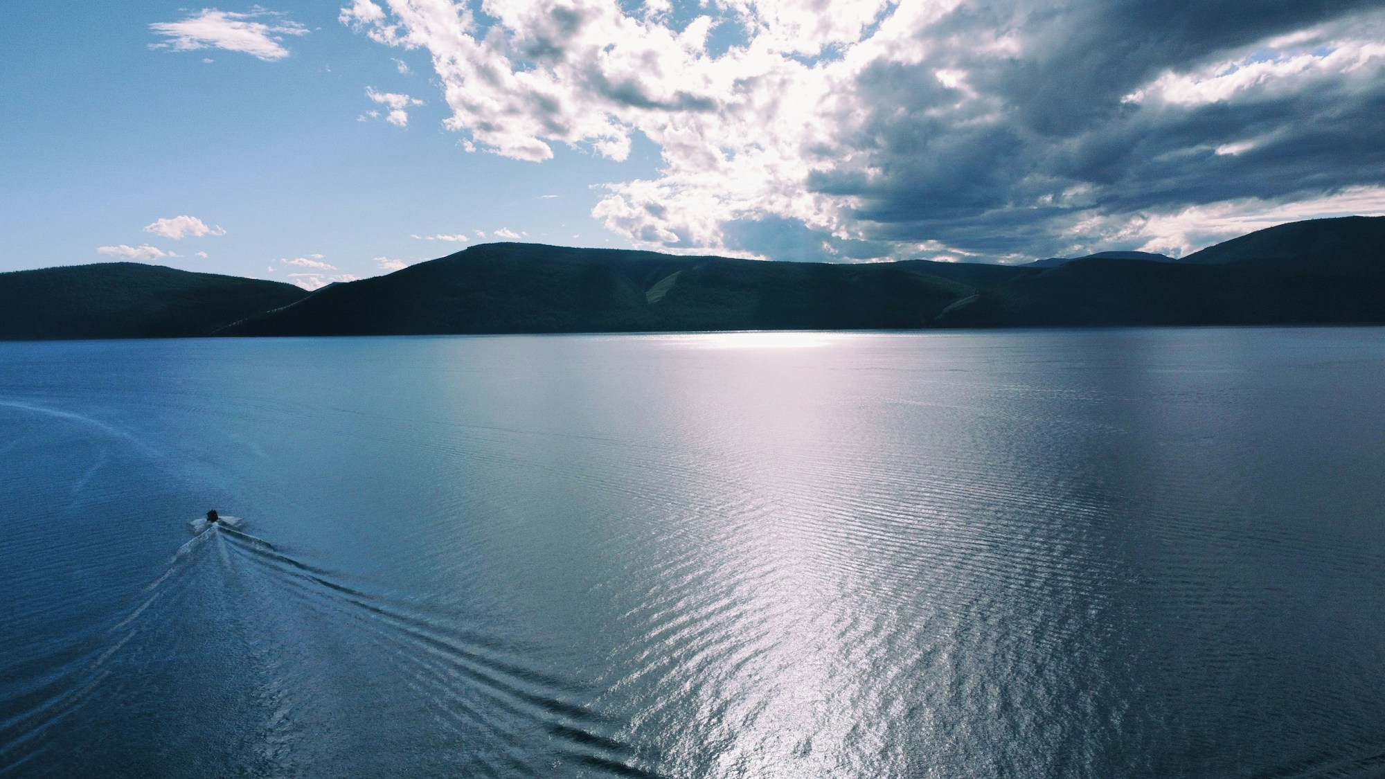 Lac Khövsgöl (Khuvsgul) aux eaux cristallines turquoise dans le nord de la Mongolie, entouré de forêt boréale