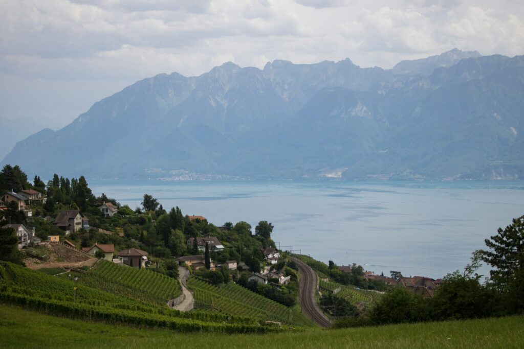 Vue panoramique du lac Léman et des Alpes depuis Montreux, Suisse