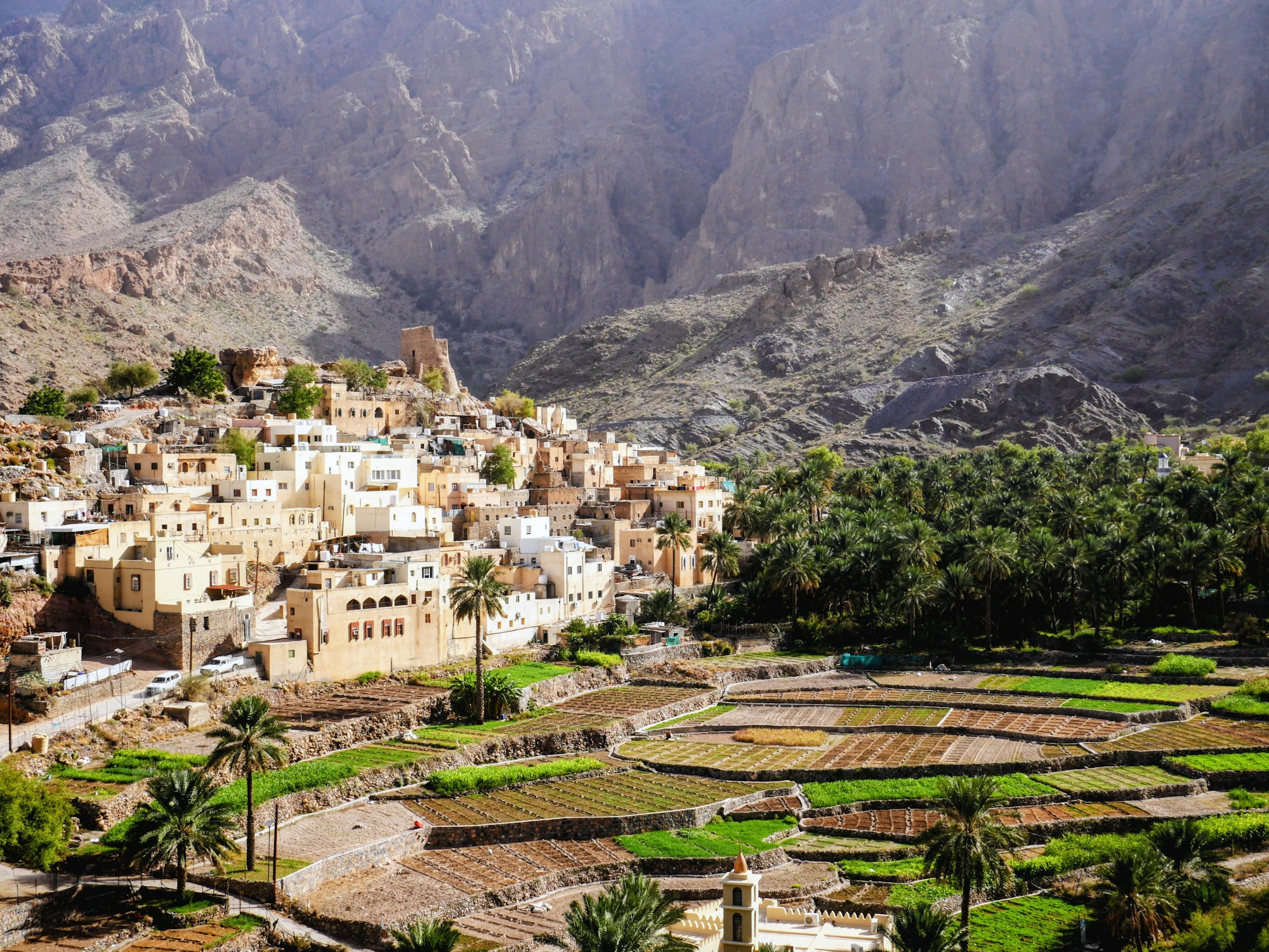 Village traditionnel de Balad Sayt avec terrasses cultivées dans les monts Hajar, Oman