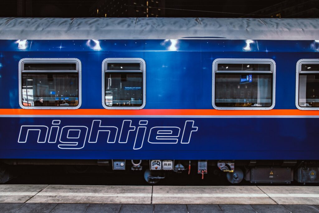 Train Nightjet ÖBB en gare de Vienne Hauptbahnhof, éclairage bleu caractéristique