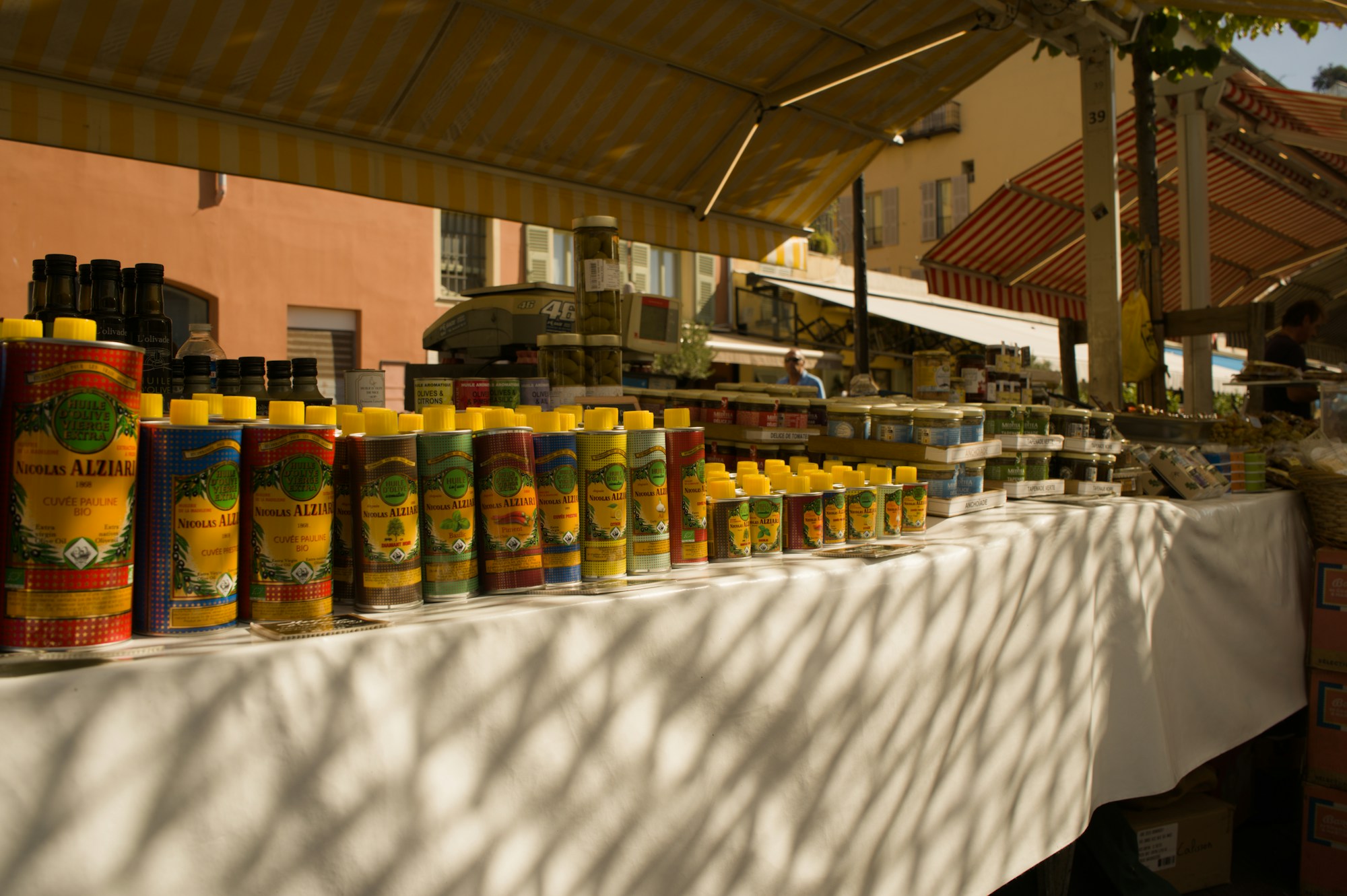 Bouteilles d'huile d'olive artisanale sur un marché provençal