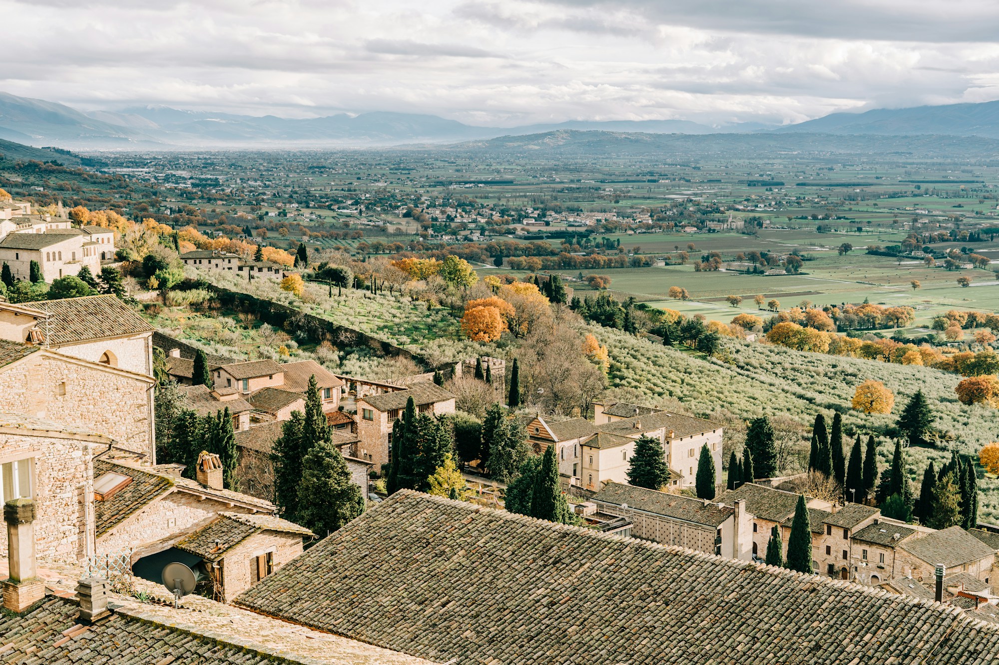 Vue hivernale depuis la ville d'Assise en Ombrie, Italie