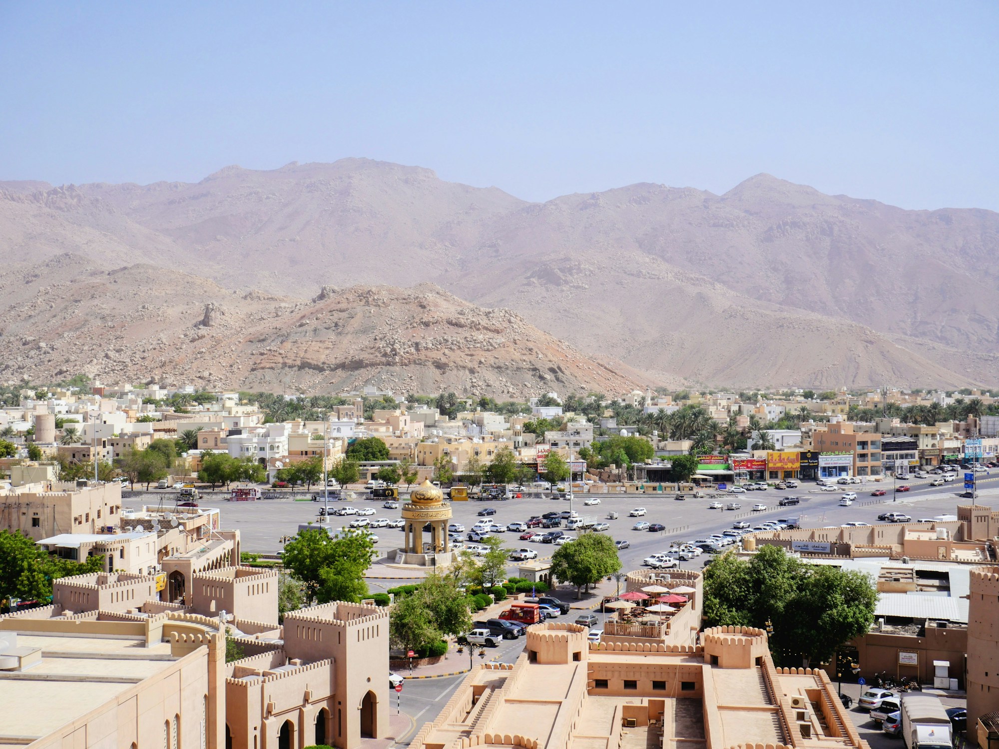 Route traversant Nizwa, ville désertique entourée de montagnes Hajar à Oman