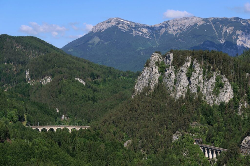 Paysage estival du chemin de fer de Semmering en Autriche avec viaduc historique et montagnes