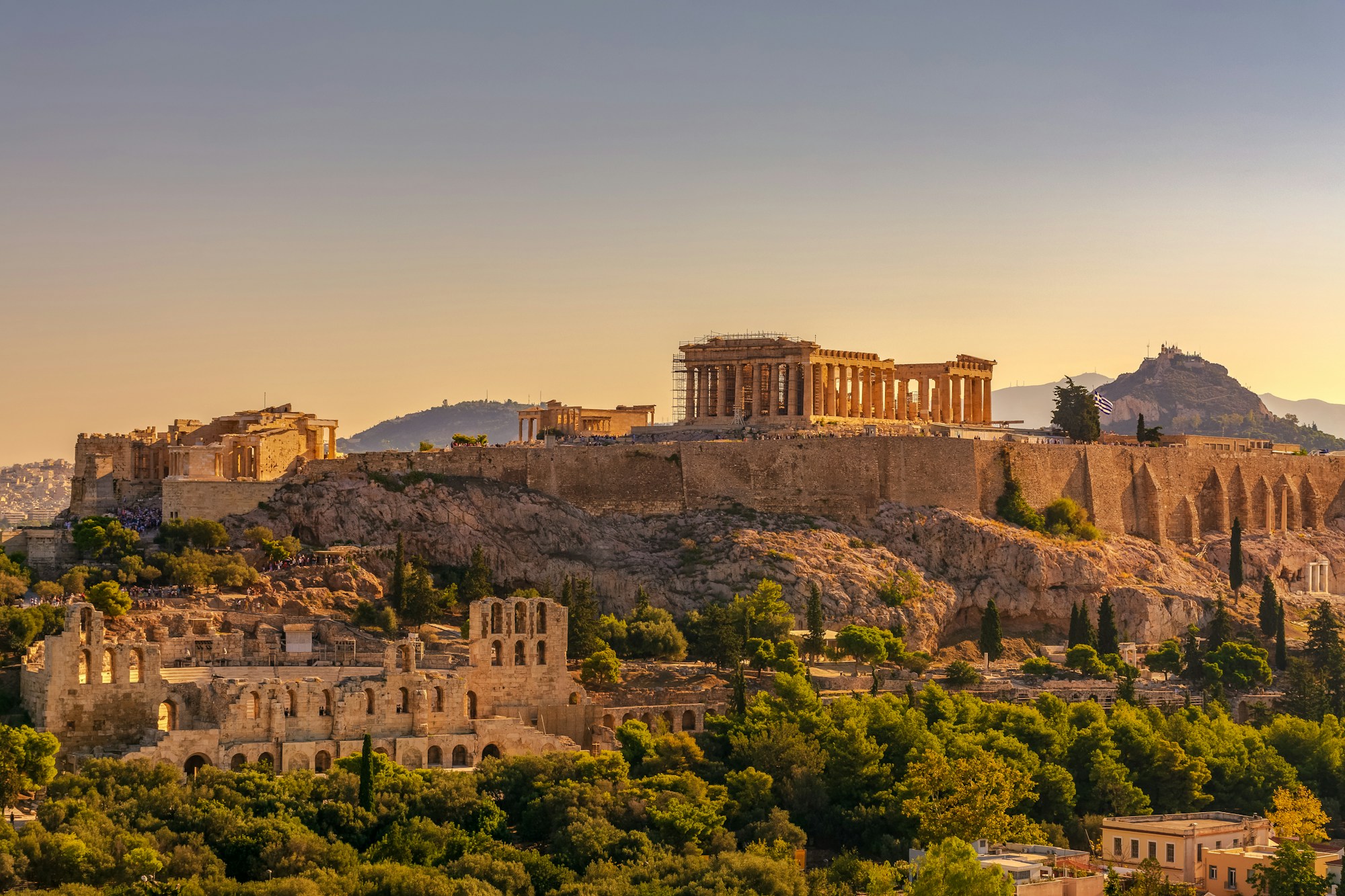 Il Partenone sulla sommità dell'Acropoli di Atene sotto una luce dorata primaverile