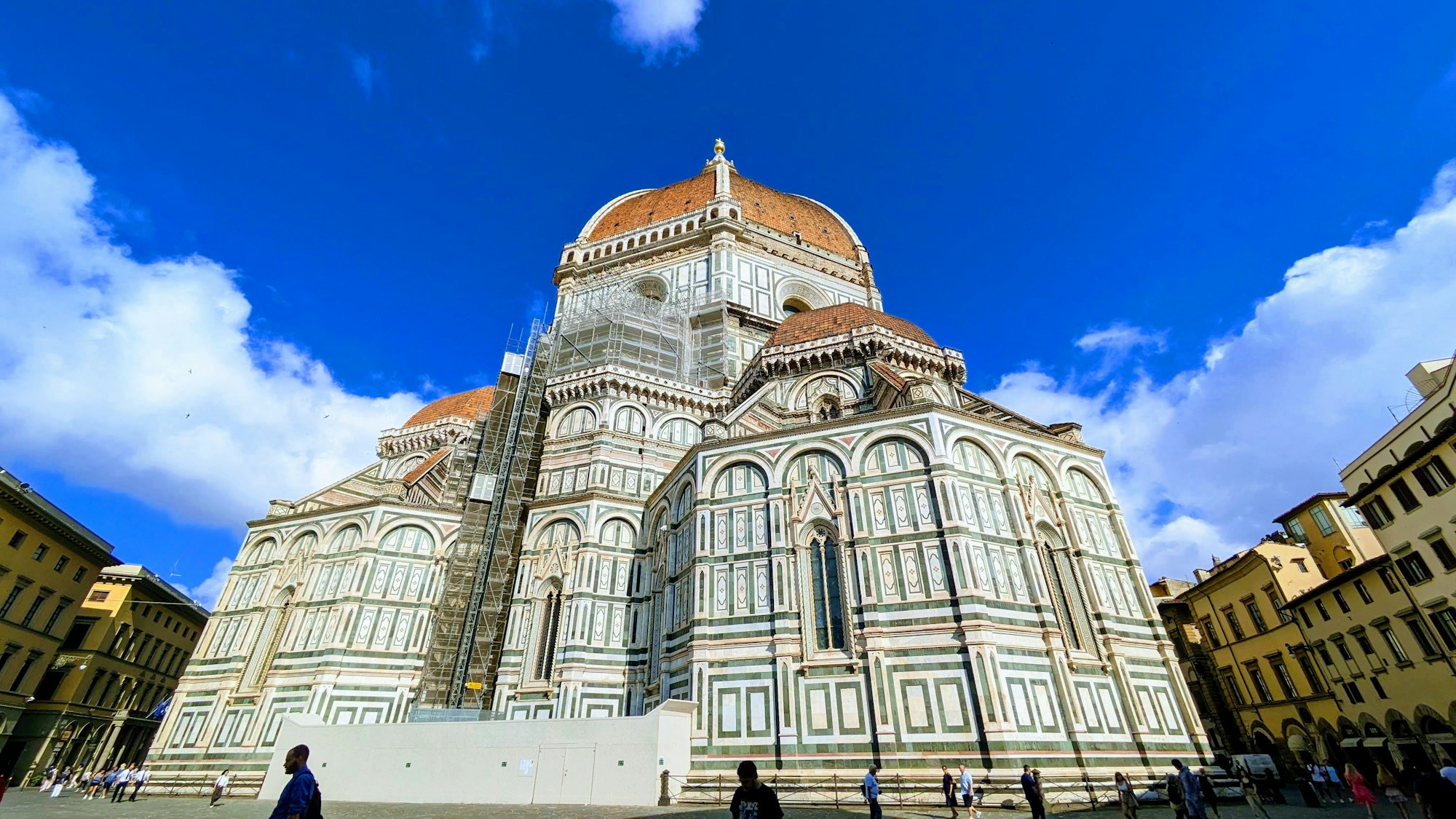 La cattedrale di Santa Maria del Fiore a Firenze con la cupola del Brunelleschi sotto il cielo primaverile