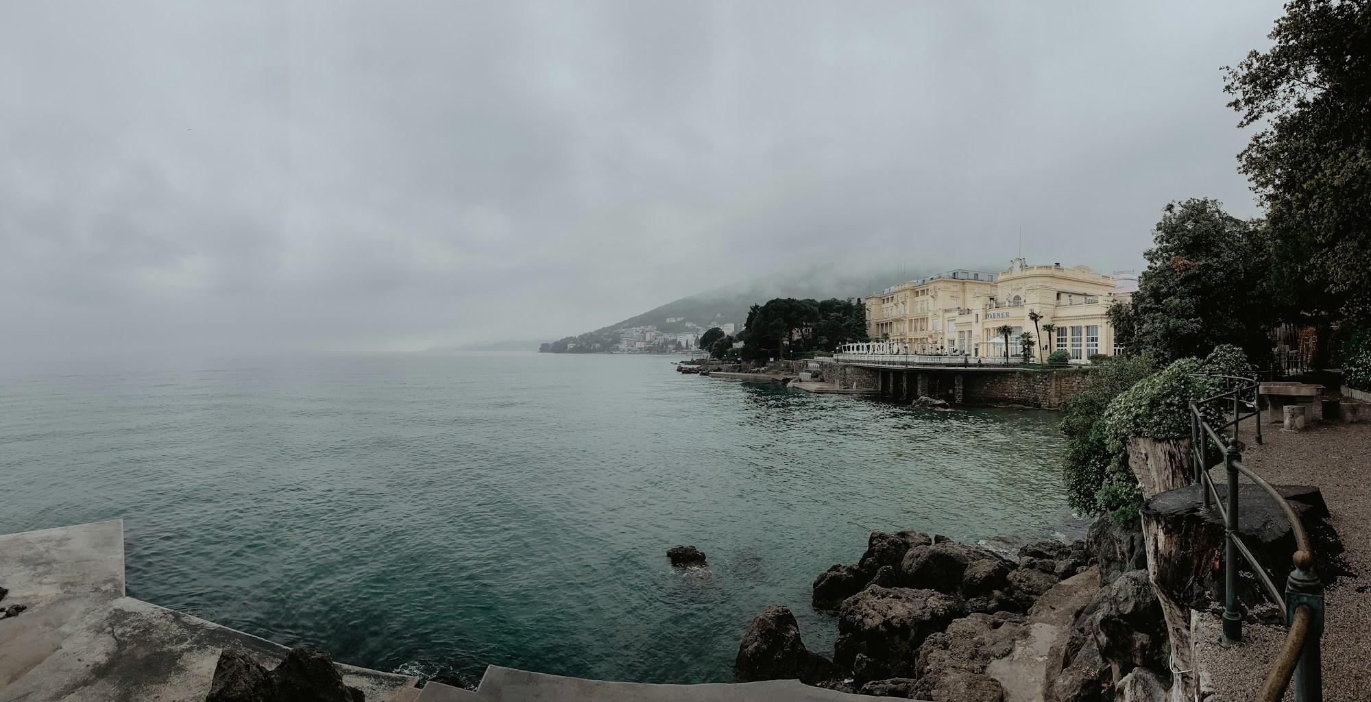 Vista sulla baia del Quarnero in Croazia con le acque turchesi dell'Adriatico e le montagne sullo sfondo