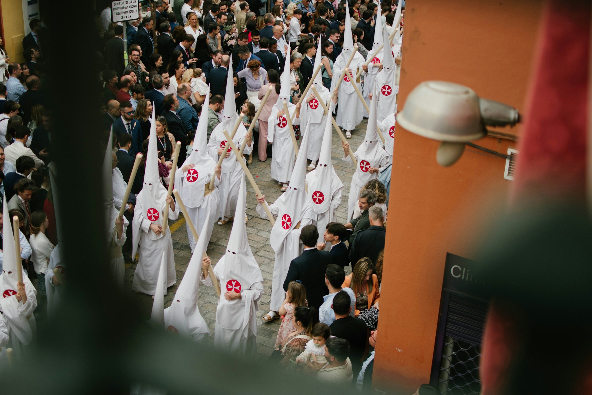 Processione della Semana Santa a Siviglia, carri illuminati da centinaia di candele nelle vie del centro storico