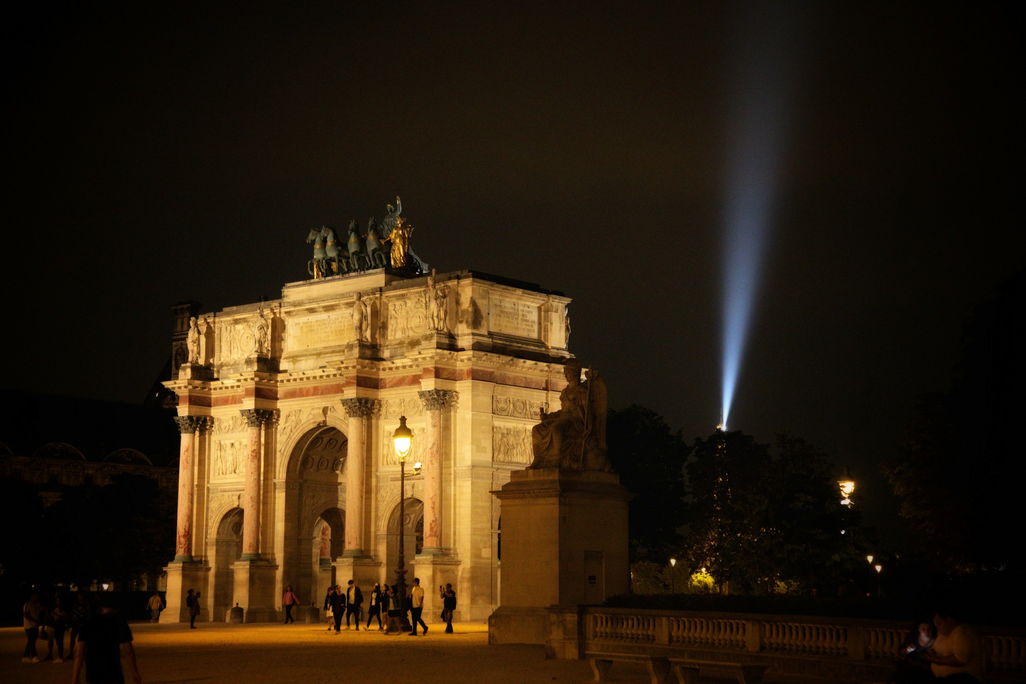 Tour Eiffel illuminée la nuit avec la ville de Paris en arrière-plan, vue nocturne emblématique