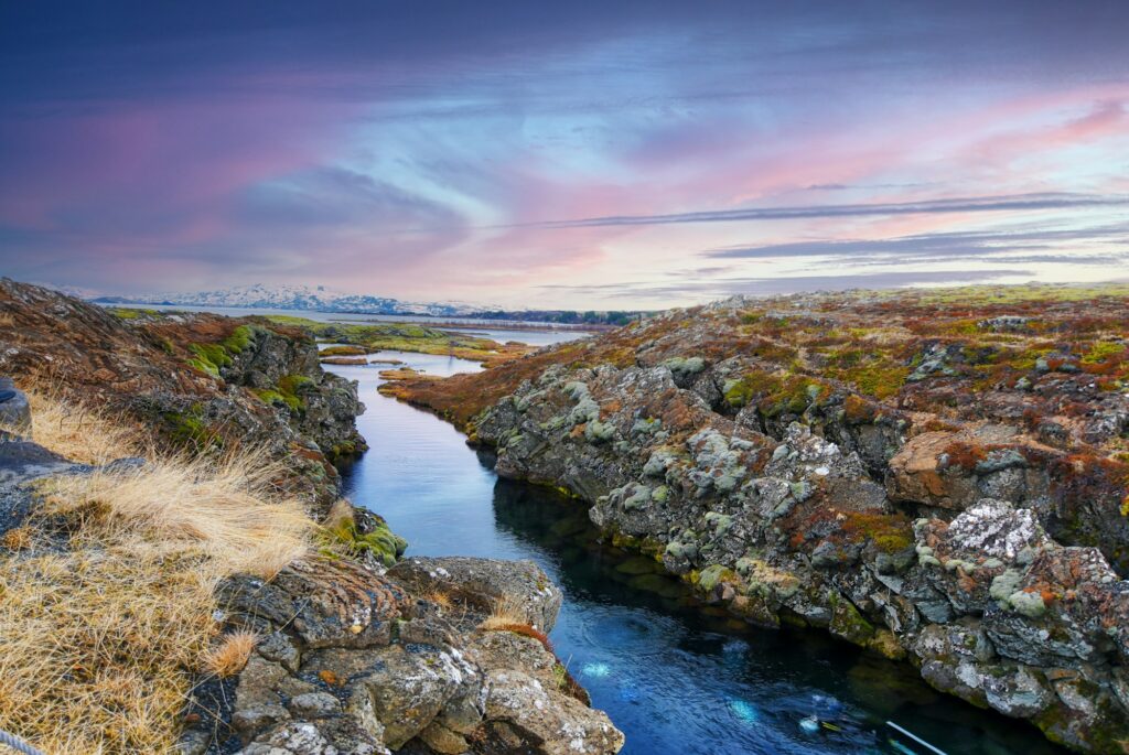 La faille de Silfra dans le parc national de Þingvellir en Islande, site de plongée entre deux plaques tectoniques