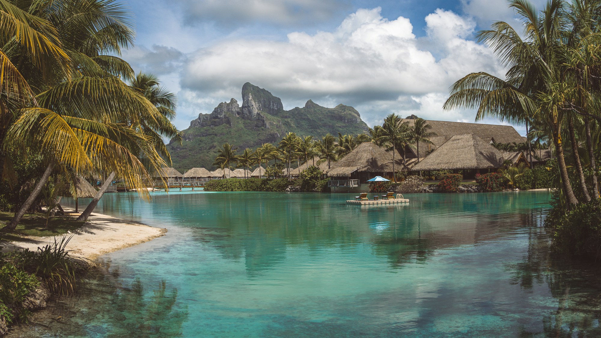Bungalows sur pilotis du Four Seasons Resort à Bora Bora, Polynésie française