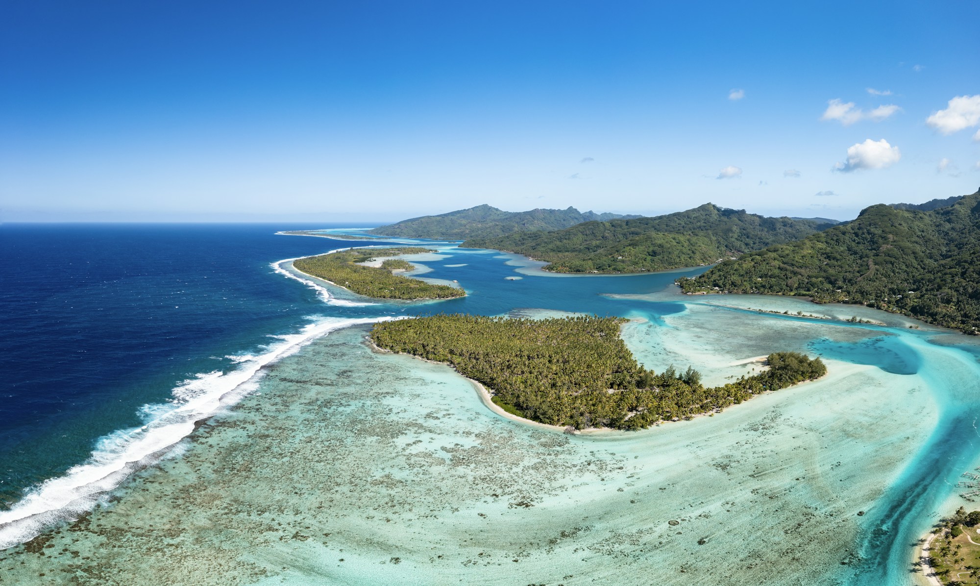 Vue aérienne du lagon turquoise et de la végétation luxuriante de Huahine, Polynésie française