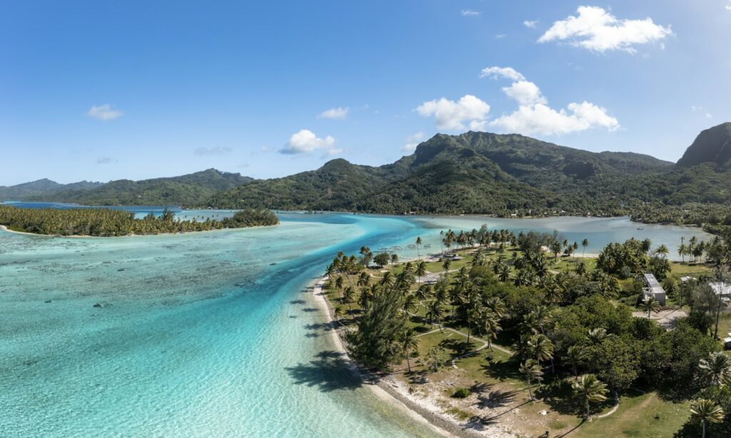 Vue aérienne du lagon turquoise et de la végétation luxuriante de Huahine, Polynésie française